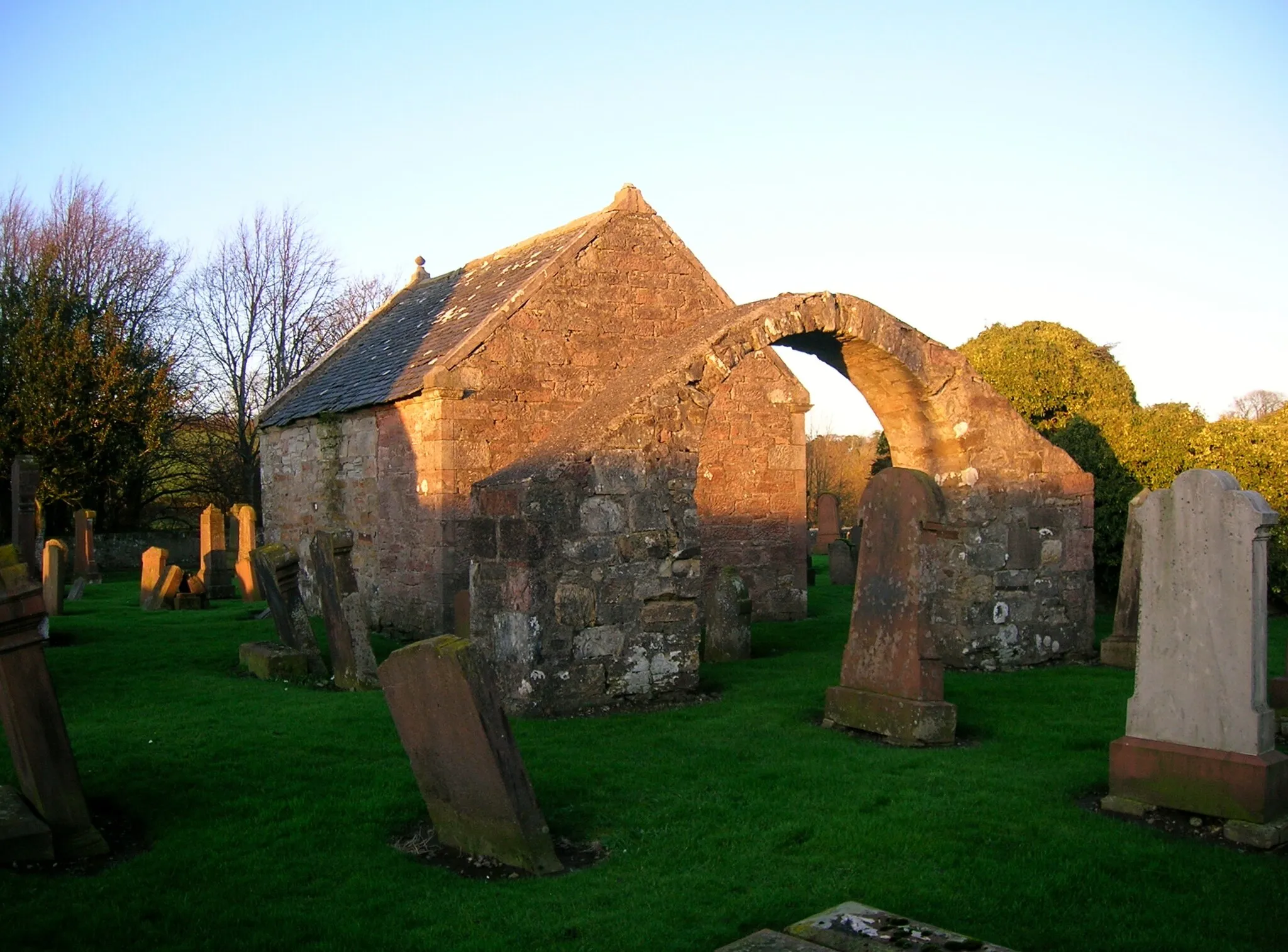 Photo showing: Hamilton Aisle and archway, Coylton old parish church and cemetery, Low Coylton, East Ayrshire, Scotland.