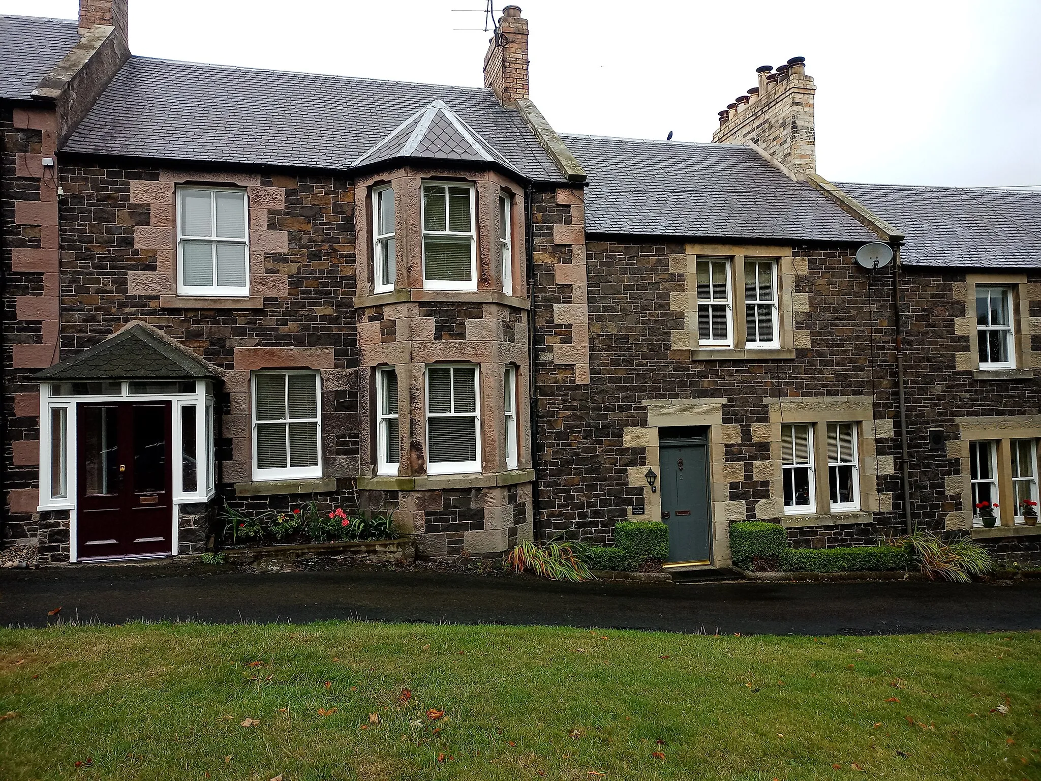 Photo showing: 2 Bowmont Terrace, Town Yetholm (terrace house in Town Yetholm, Scottish Borders, Scotland, UK)