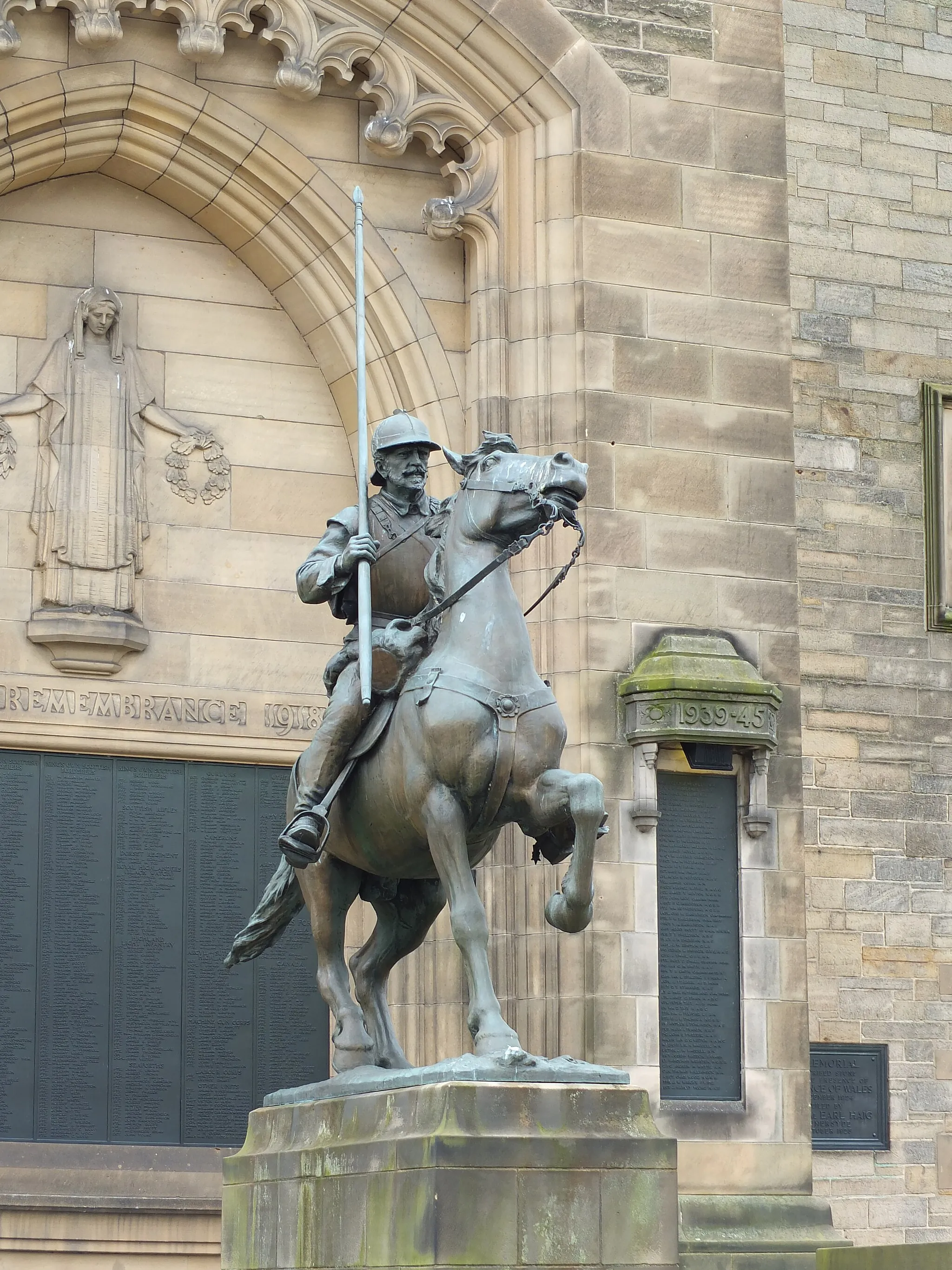 Photo showing: The statue in front of the War Memorial in Galashiels, known as the Reiver monument was sculpted by Thomas J. Clapperton (1879 - 1962). Clapperton was born in Galashiels, he studied  Galashiels Mechanics Institute where he won a scholarship to study at Glasgow School of Art. In 1906 he set up a studio in London.