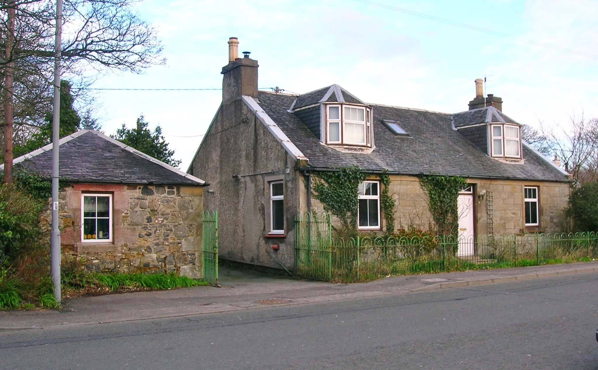 Photo showing: Old smithy, Main Street, Loans, South Ayrshire, Scotland.