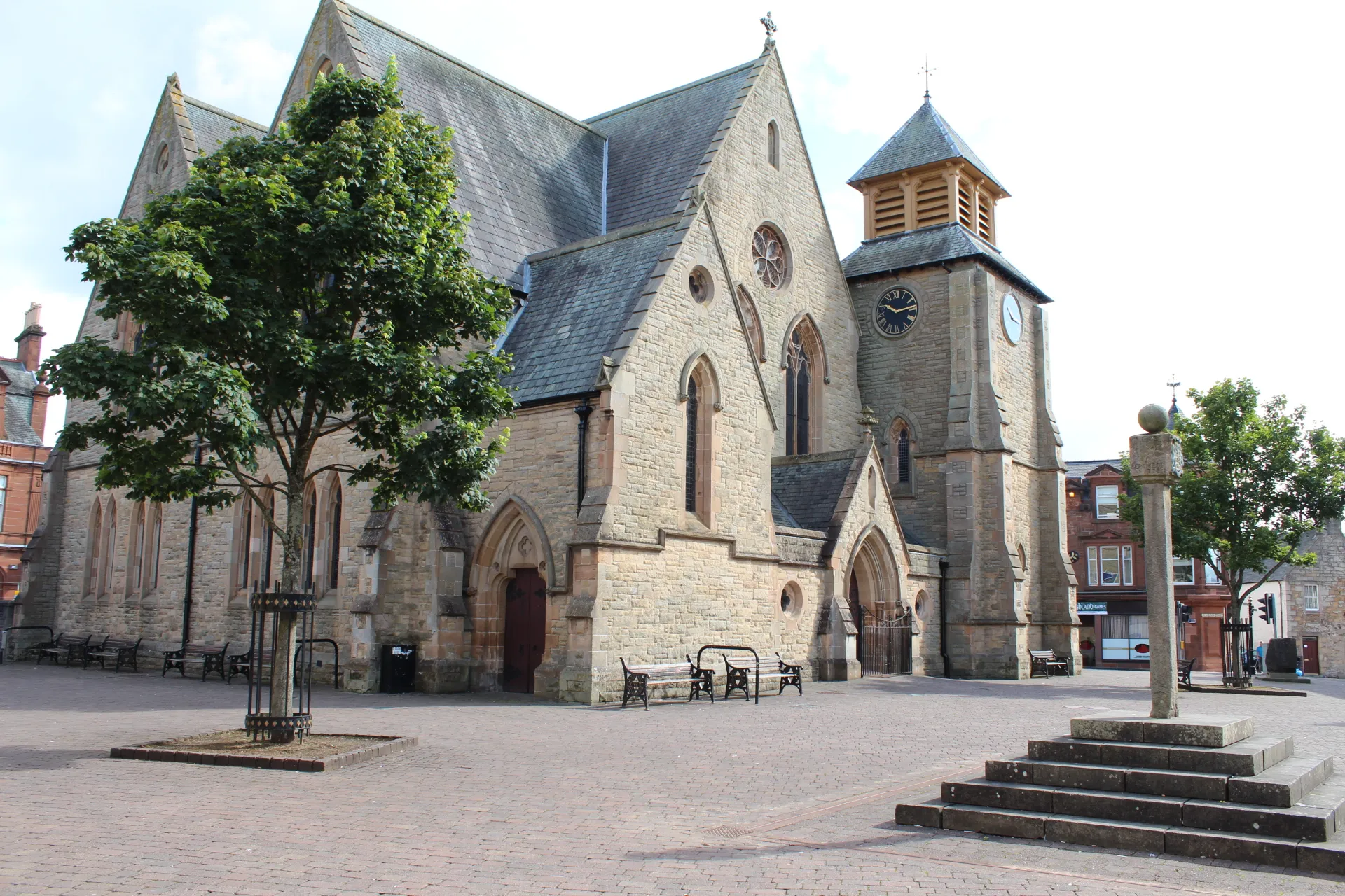 Photo showing: Cumnock Old Church & Mercat Cross