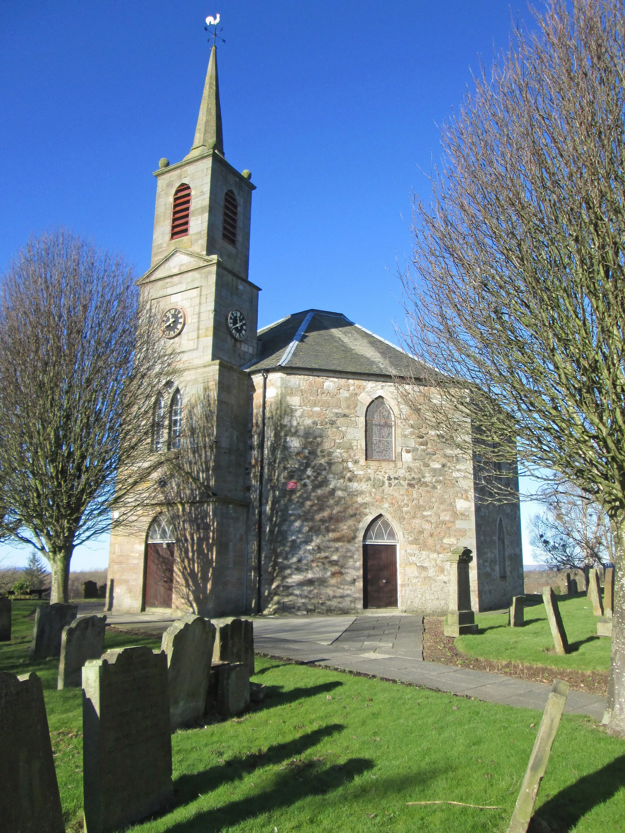 Photo showing: Dreghorn and Springside Parish Church and the village cemetery