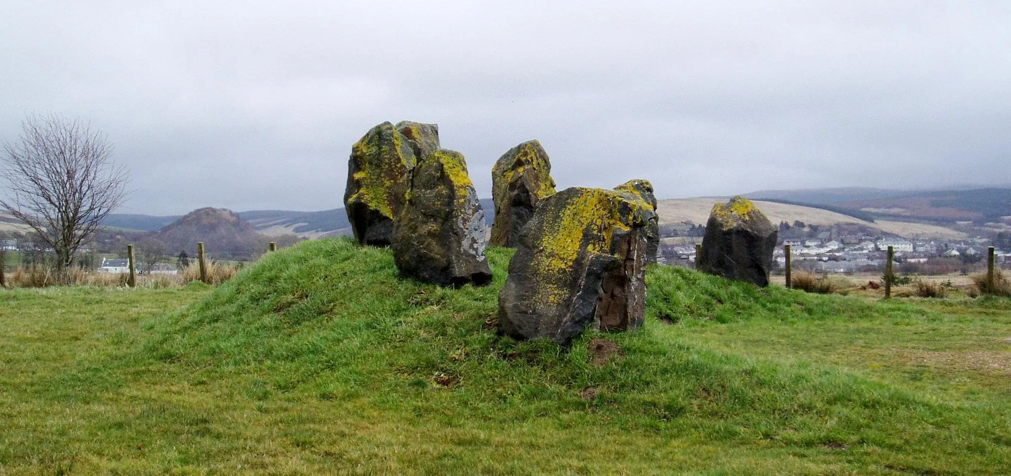 Photo showing: The 7 Standing Stones of Dalmellington. Pennyvenie coal bing visible to the left and Dalmellington itself to the right