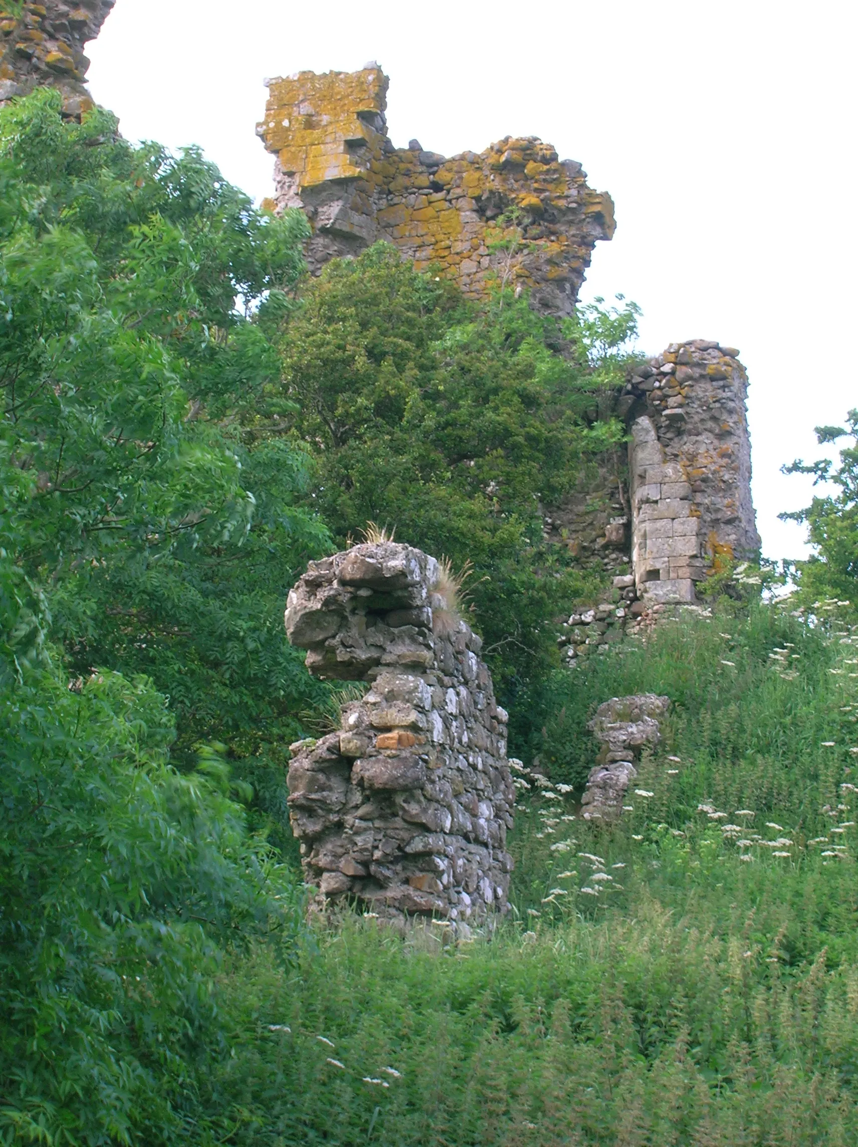 Photo showing: Craigie Cstle from the North-East. Keep and entrance pend. Craigie village, Riccarton, East Ayrshire, Scotland.