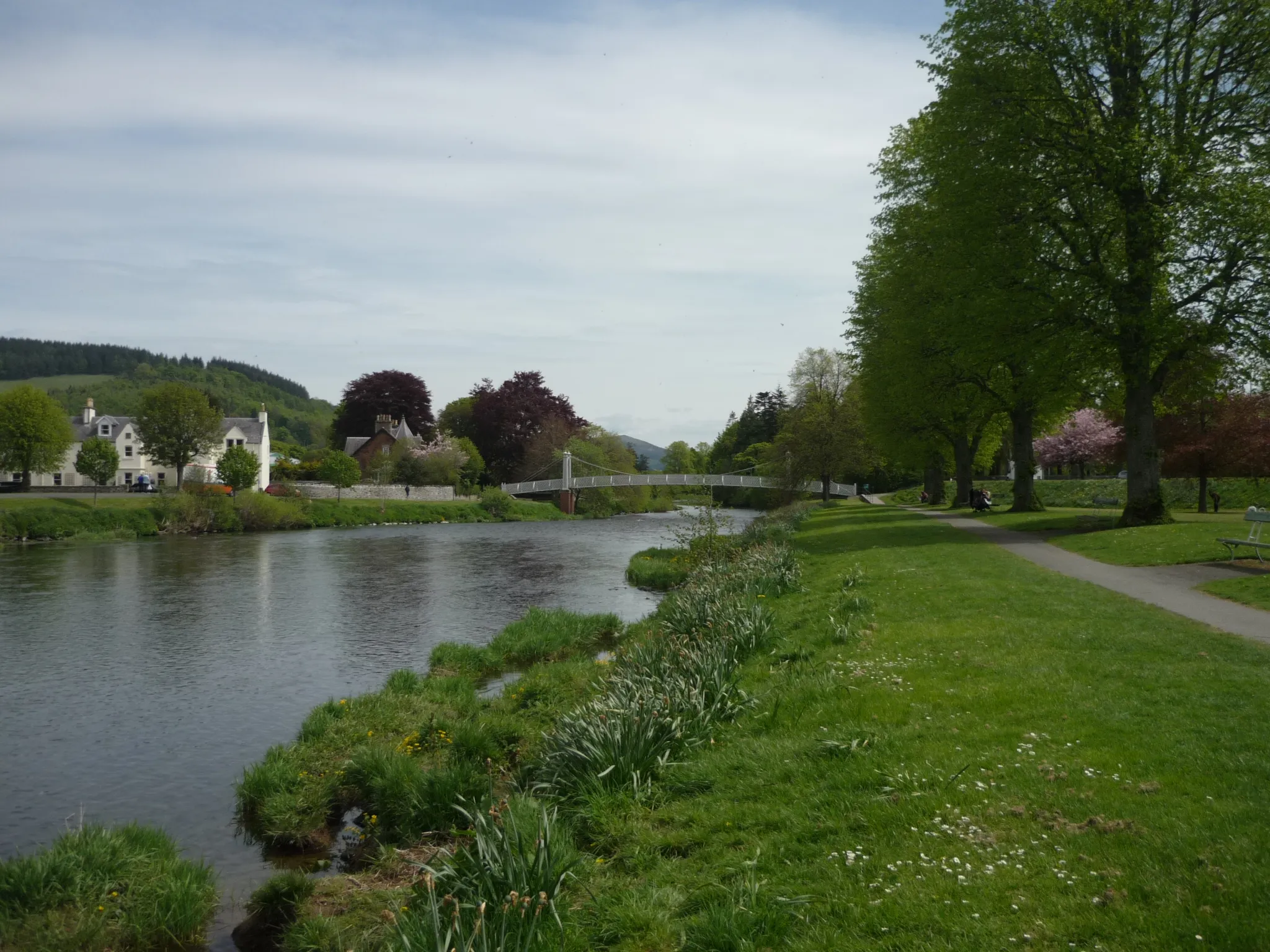 Photo showing: Photograph of River Tweed, Peebles, Scottish Borders, Scotland, looking east and away from the township. Scottish Borders, Scotland (May 2018).