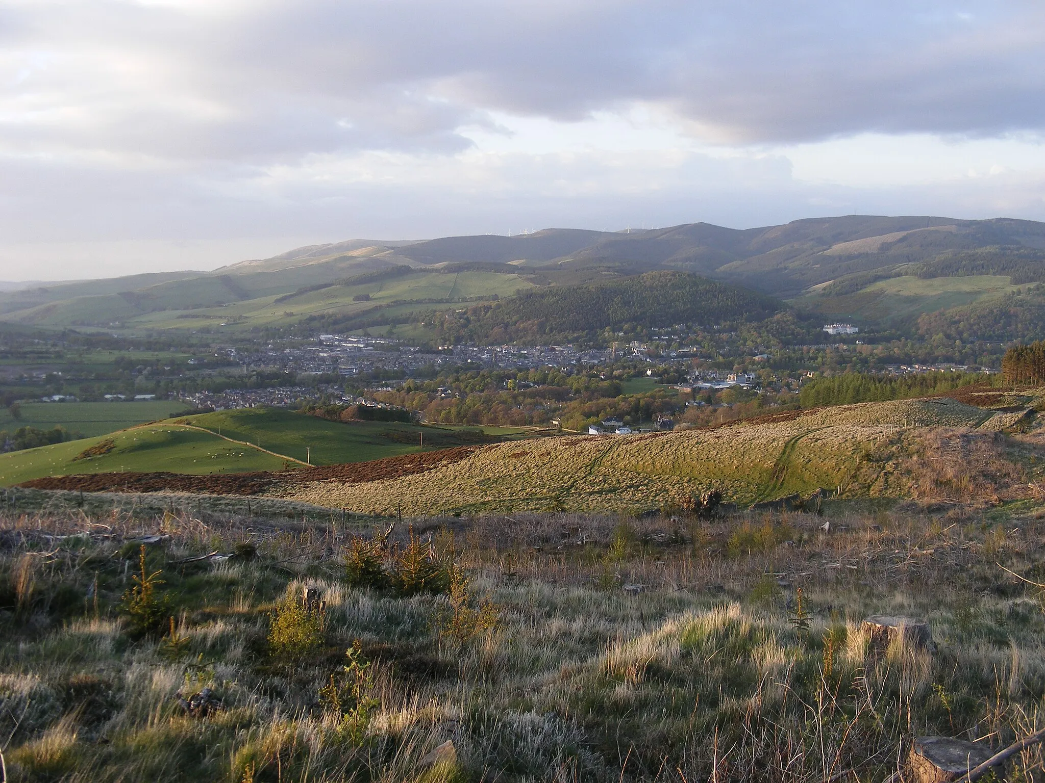 Photo showing: A view over Peebles, Borders, Scotland, from one of several access routes to nearby Cademuir Hill.