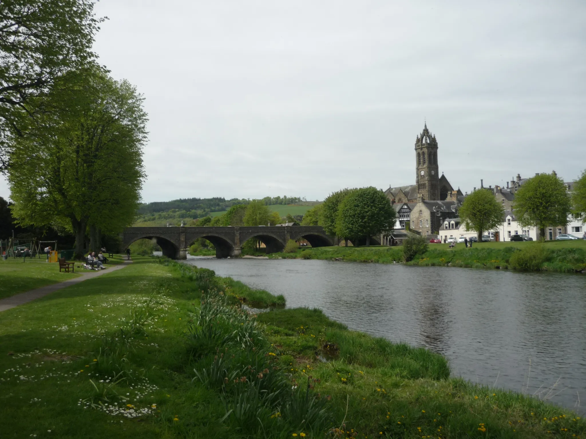 Photo showing: Photograph of River Tweed, looking towards the B7062 Tweed Bridge and the township, Peebles. Scottish Borders, Scotland (May 2018).