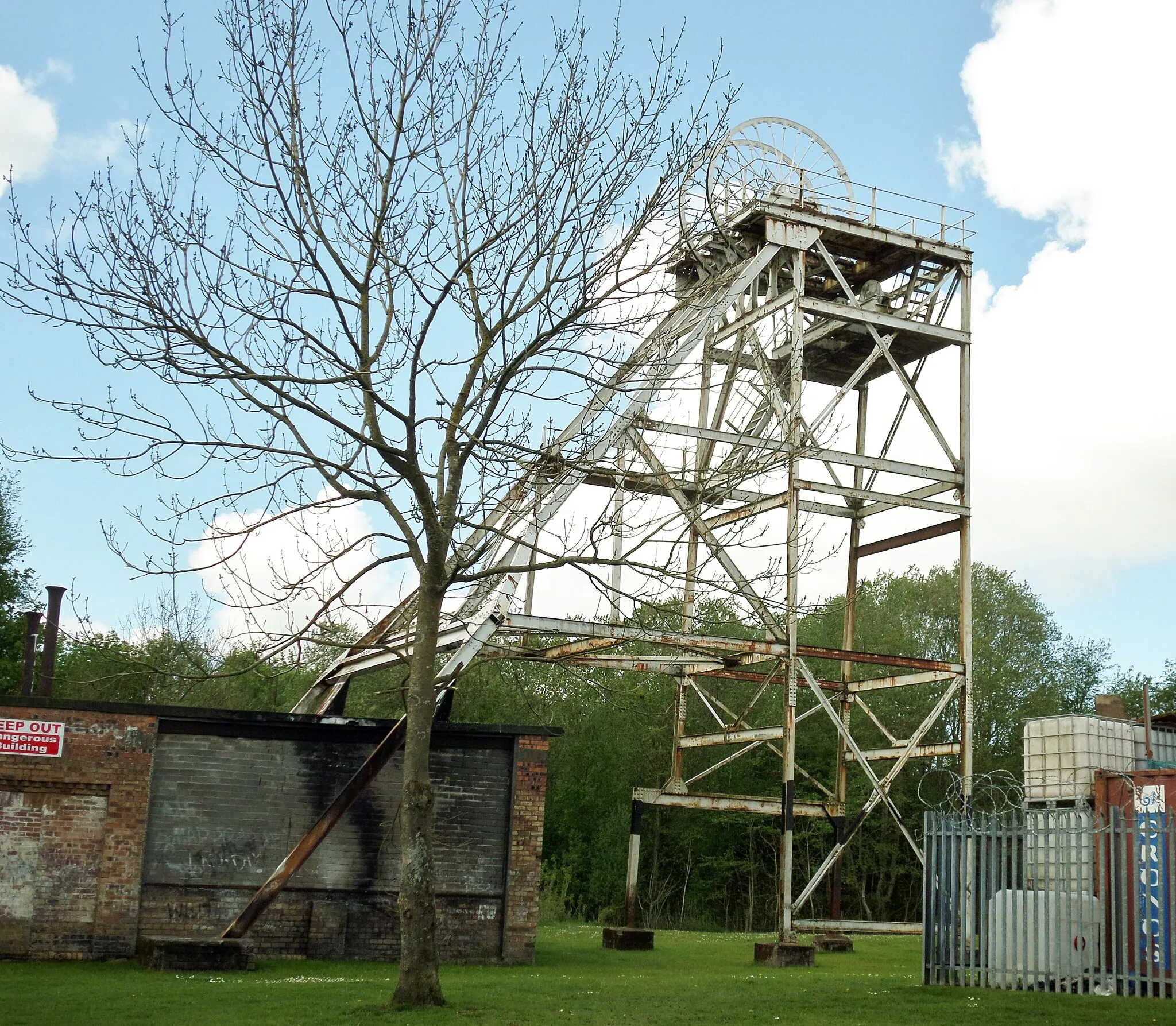 Photo showing: The old Highhouse Colliery winding gear and engine house, Auchinleck, East Ayrshire, Scotland.