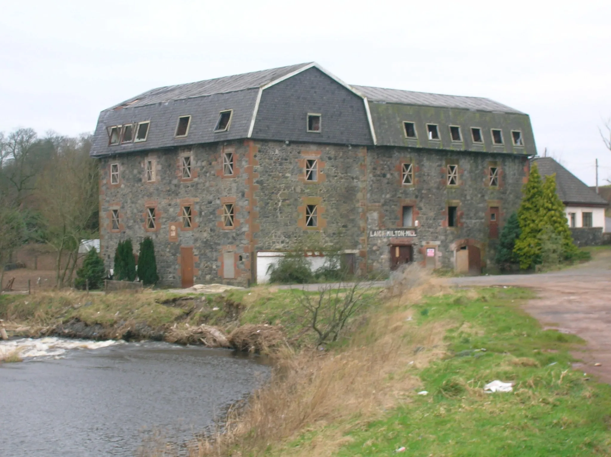 Photo showing: Laigh Milton mill on the Irvine, North Ayrshire, 2007. Scotland.