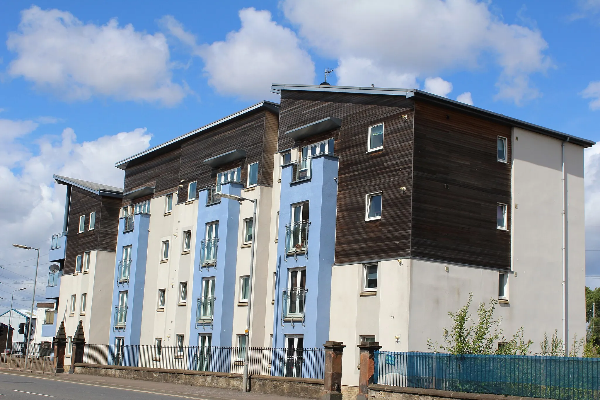 Photo showing: Flats on Cambuslang Road