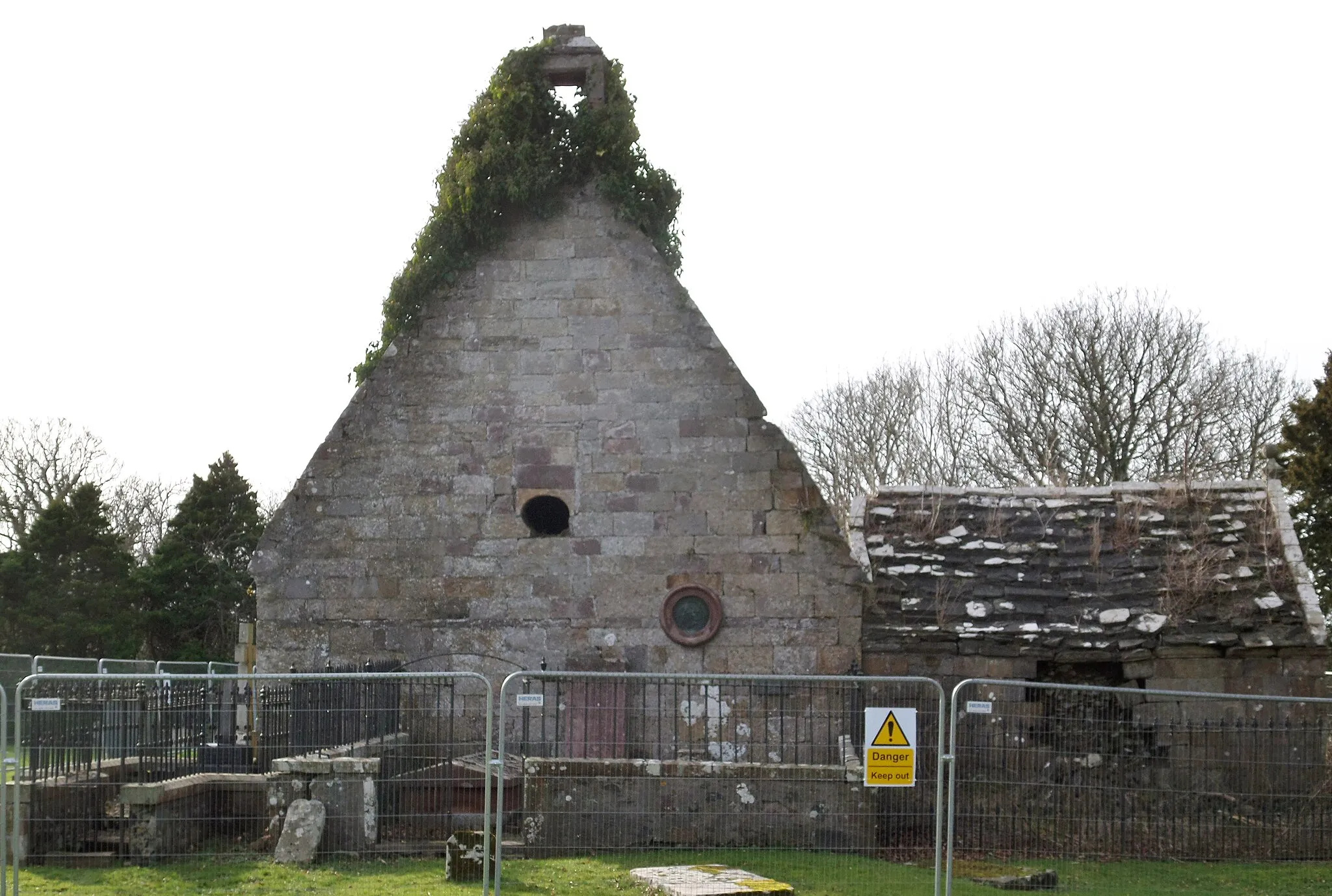 Photo showing: Old Dailly Kirk, Bargany Aisle, Penkill graves. South Ayrshire, Scotland. Killochan Aisle to the right