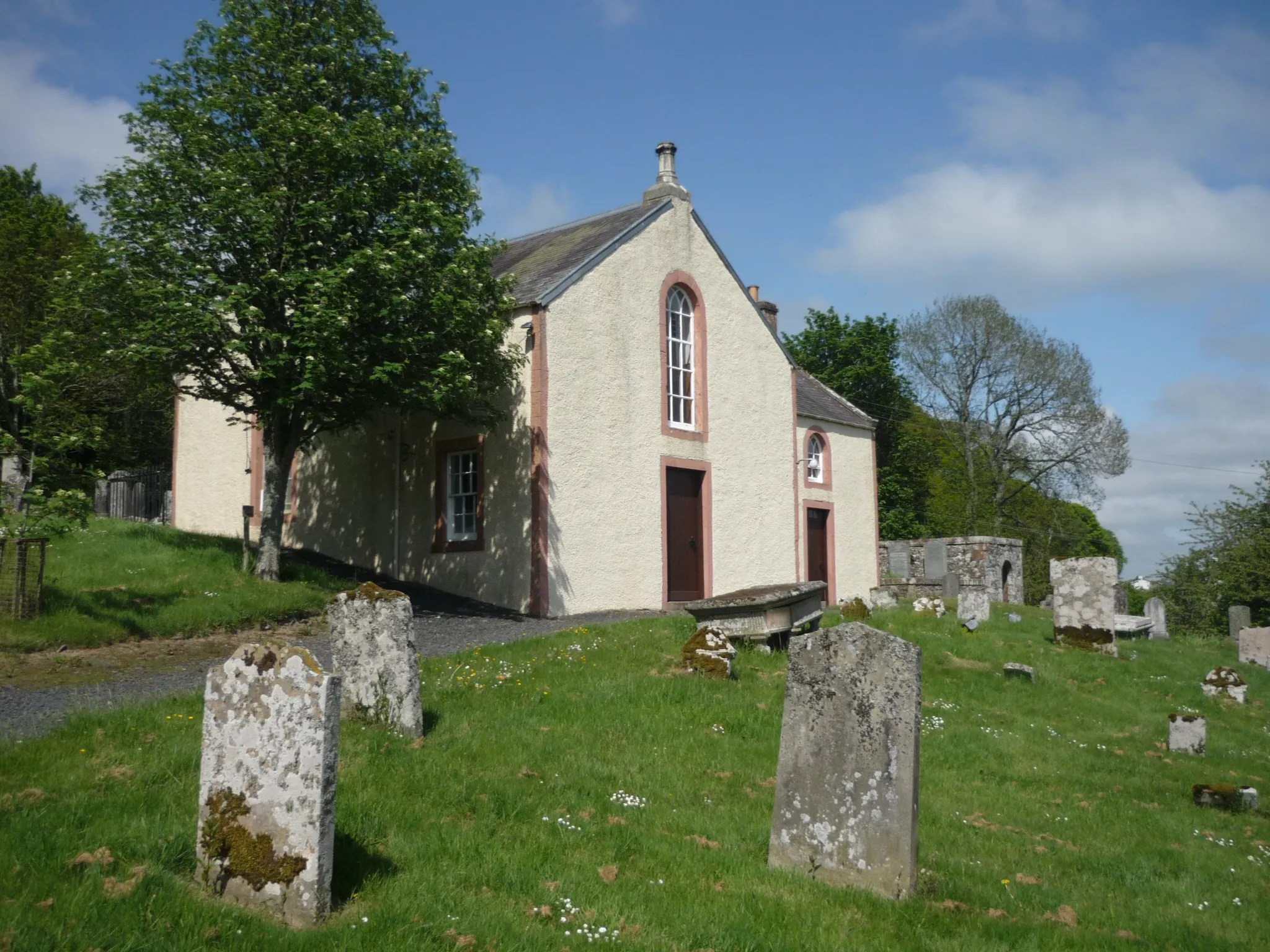 Photo showing: Photograph of the front of the church in Ashkirk, Scotland (May 2018).  Looking north-east.