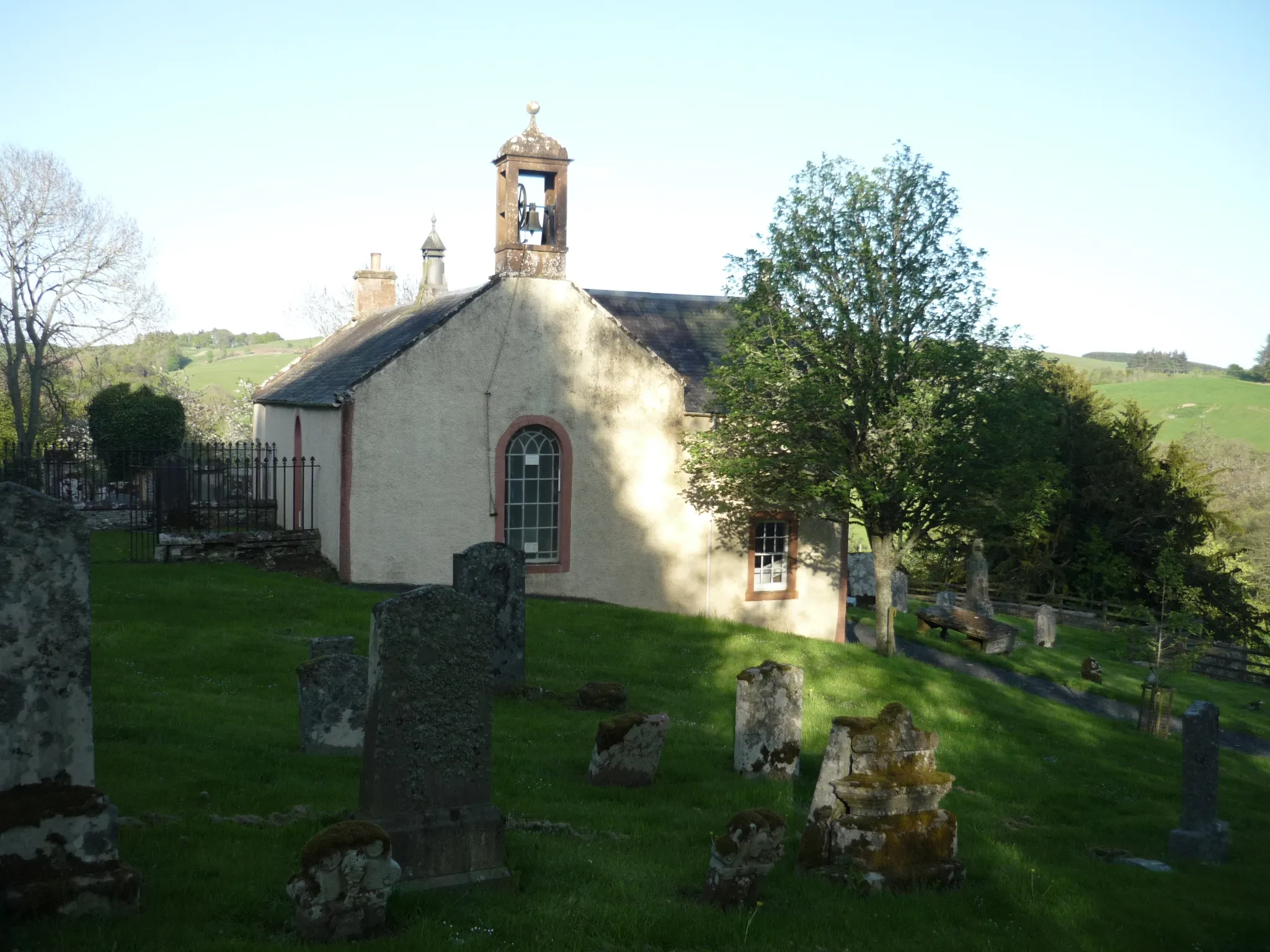 Photo showing: Photograph of church in Ashkirk, Scotland (May 2018).  Taken from corner of yard, looking east.