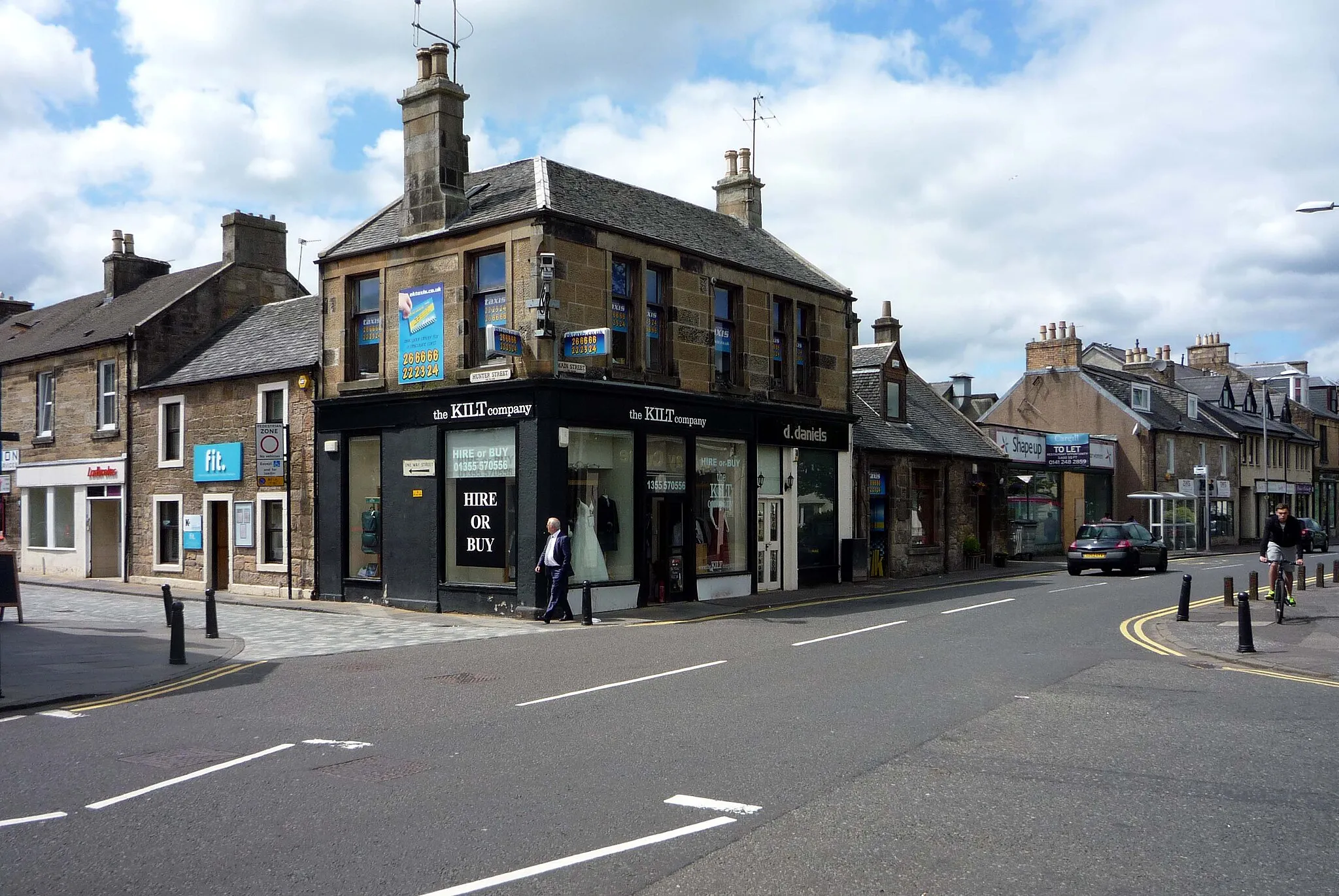 Photo showing: The Old Cross Roads in East Kilbride