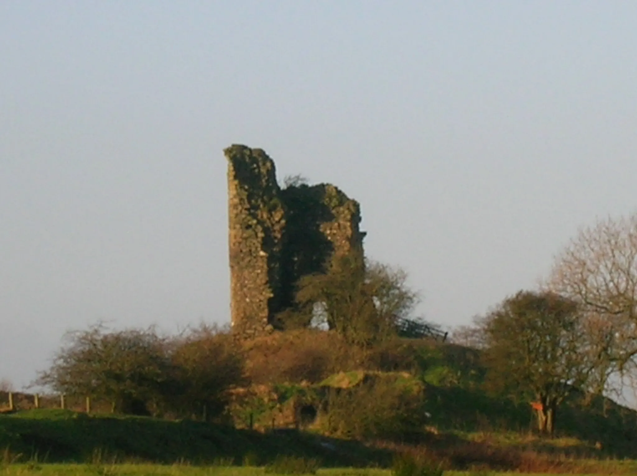 Photo showing: Auchenharvie castle in North Ayrshire. 2007.
