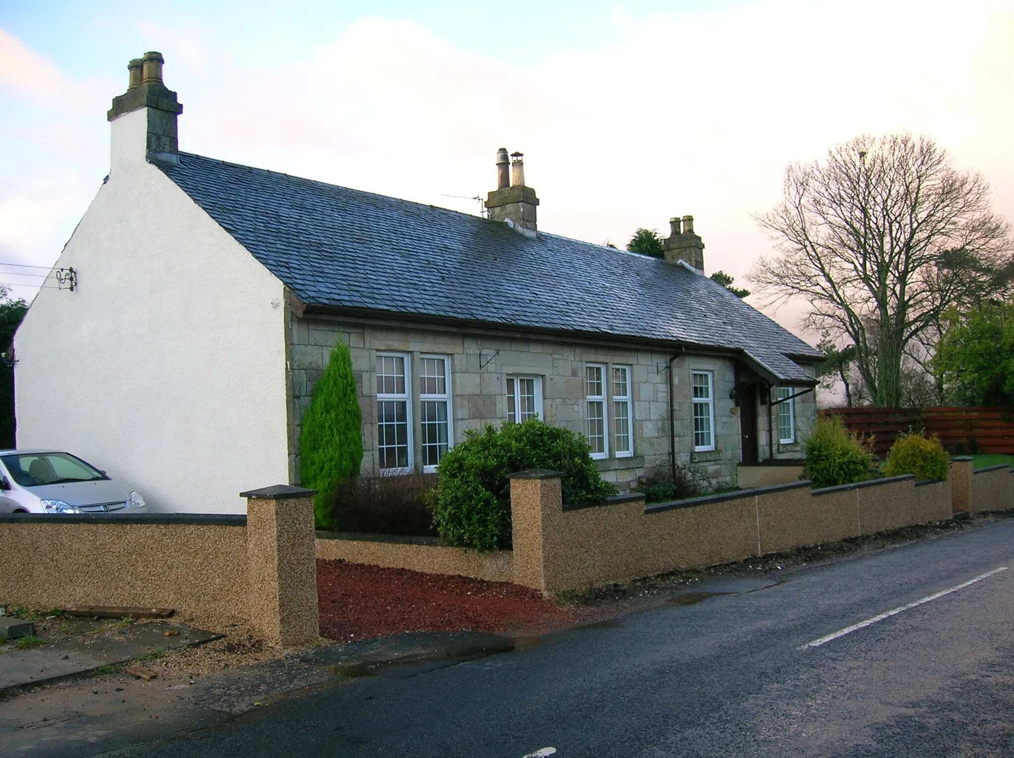 Photo showing: Old railway workers house near Auchenmade station, North Ayrshire, Scotland.