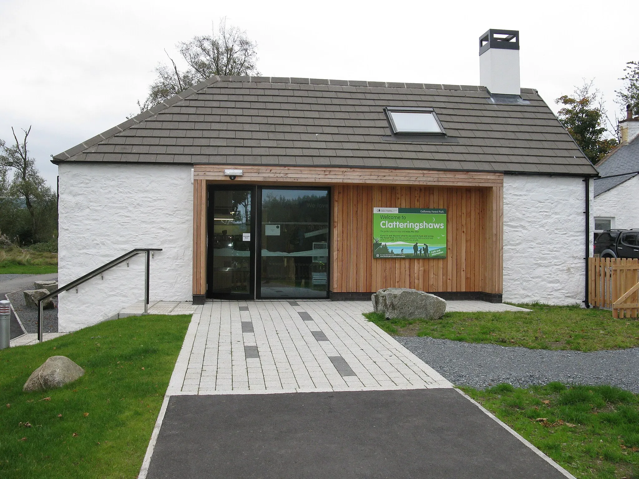 Photo showing: Clatteringshaws Visitors Centre