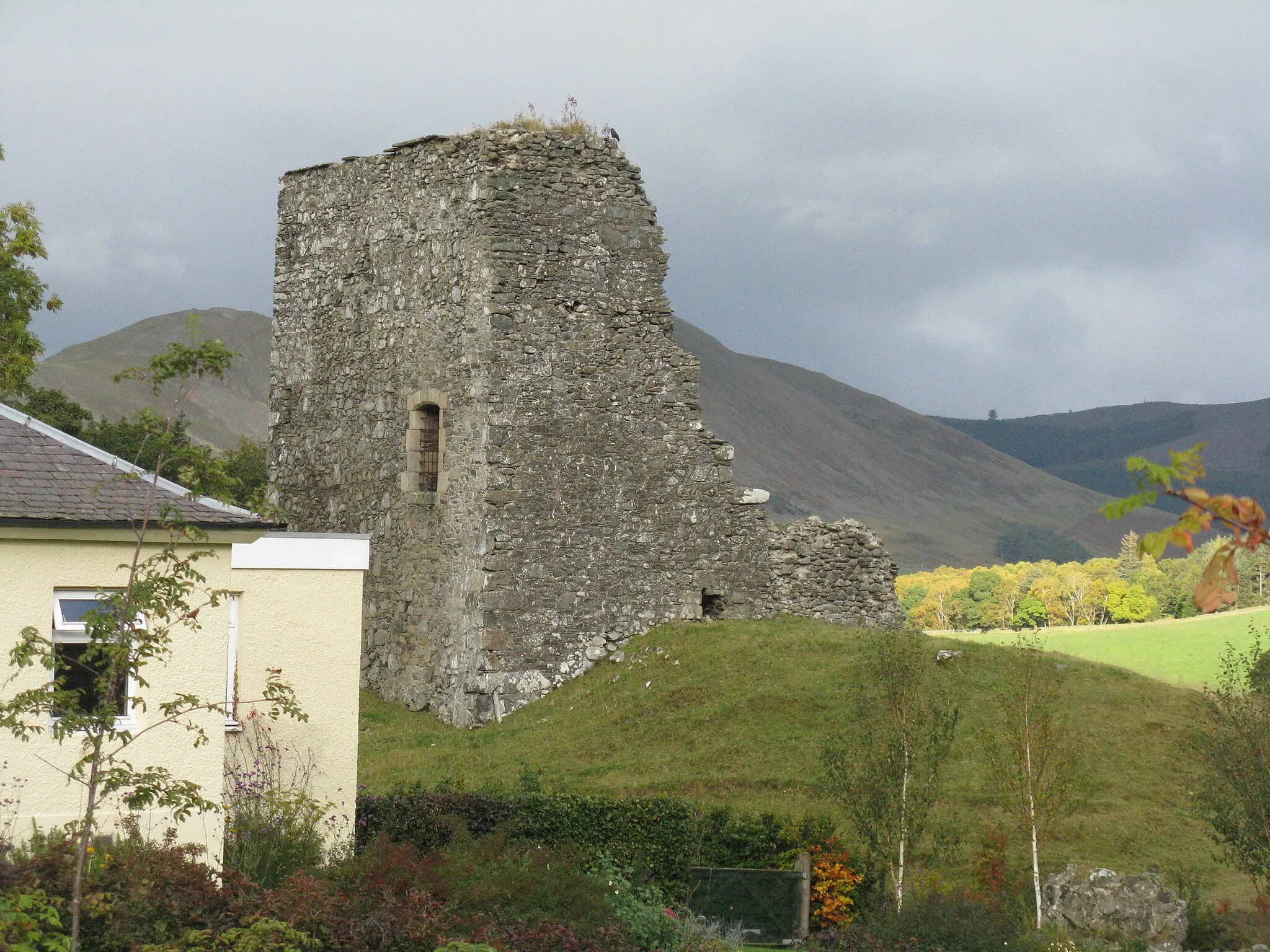 Photo showing: Tower remains at Castlehill