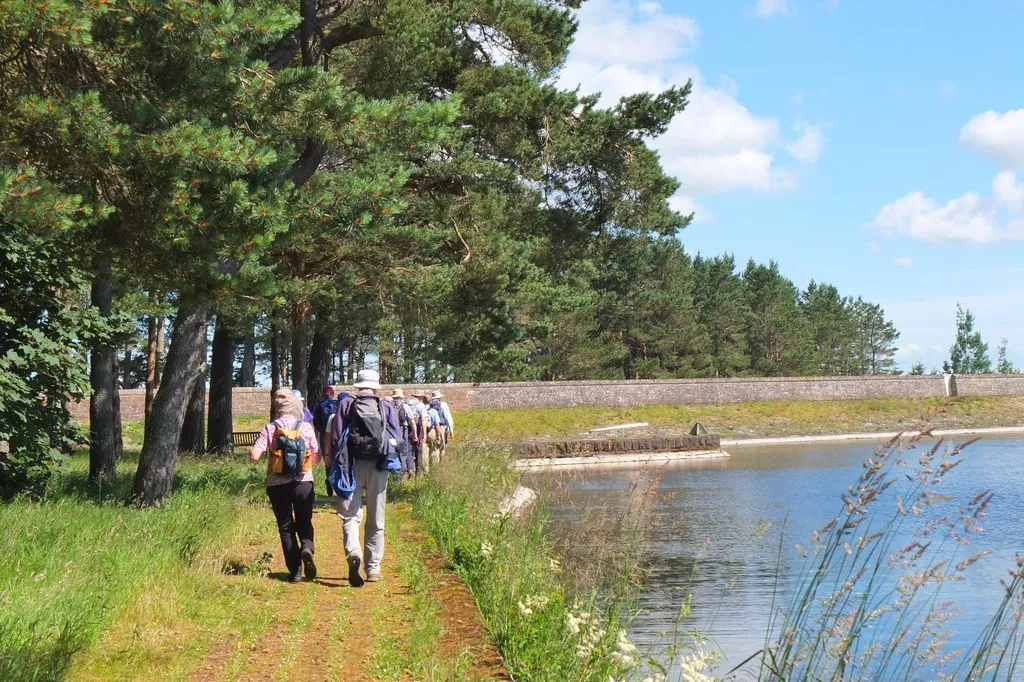 Photo showing: Approaching Gladhouse Reservoir dam