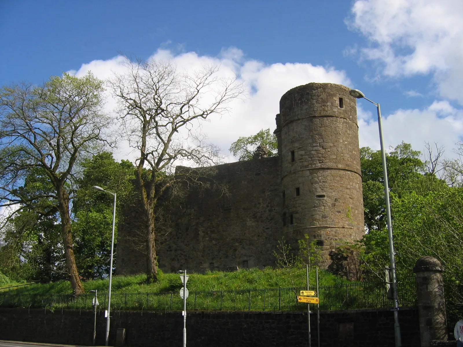 Photo showing: Strathaven Castle, in Strathaven, South Lanarkshire, Scotland.

Taken by Supergolden, 27th May 2006.