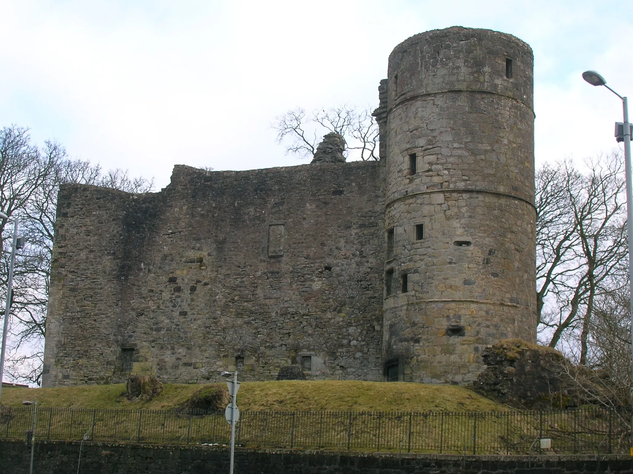 Photo showing: A view of Strathaven Castle from the town centre. South Lanarkshire. Scotland.