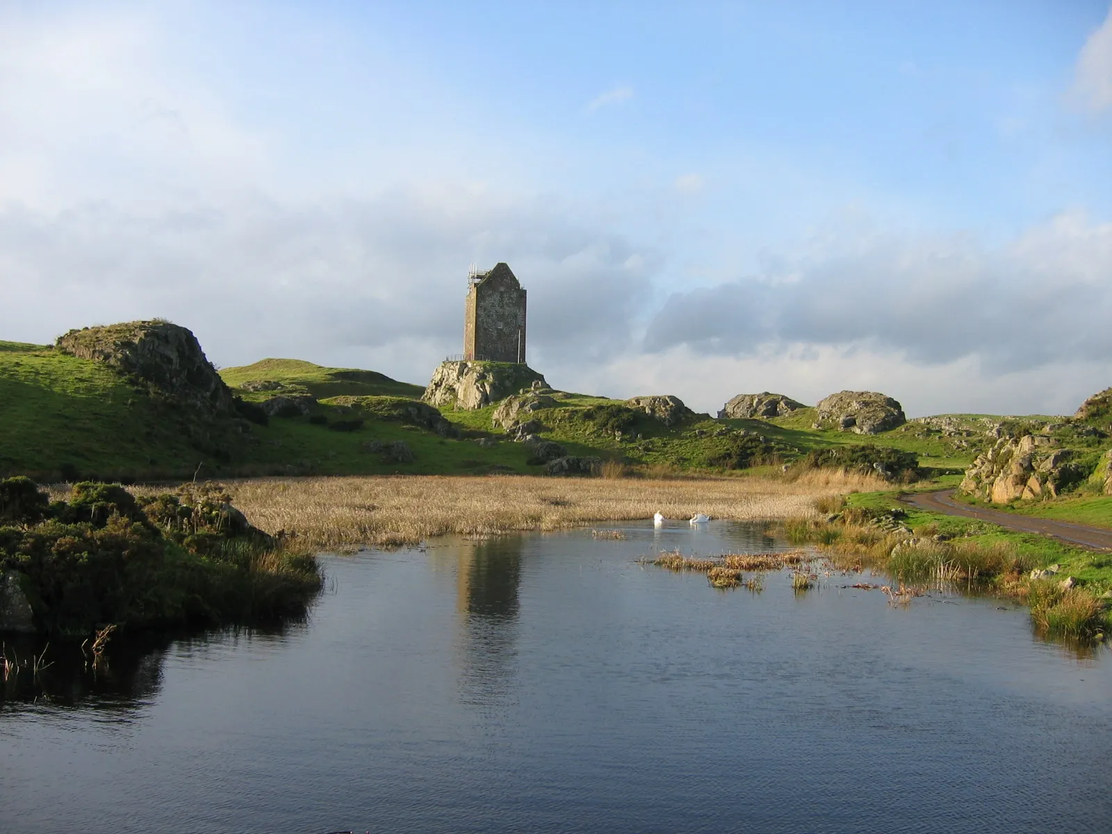 Photo showing: Smailholm Tower, Scotland, seen across the lochan from Sandyknowe.
