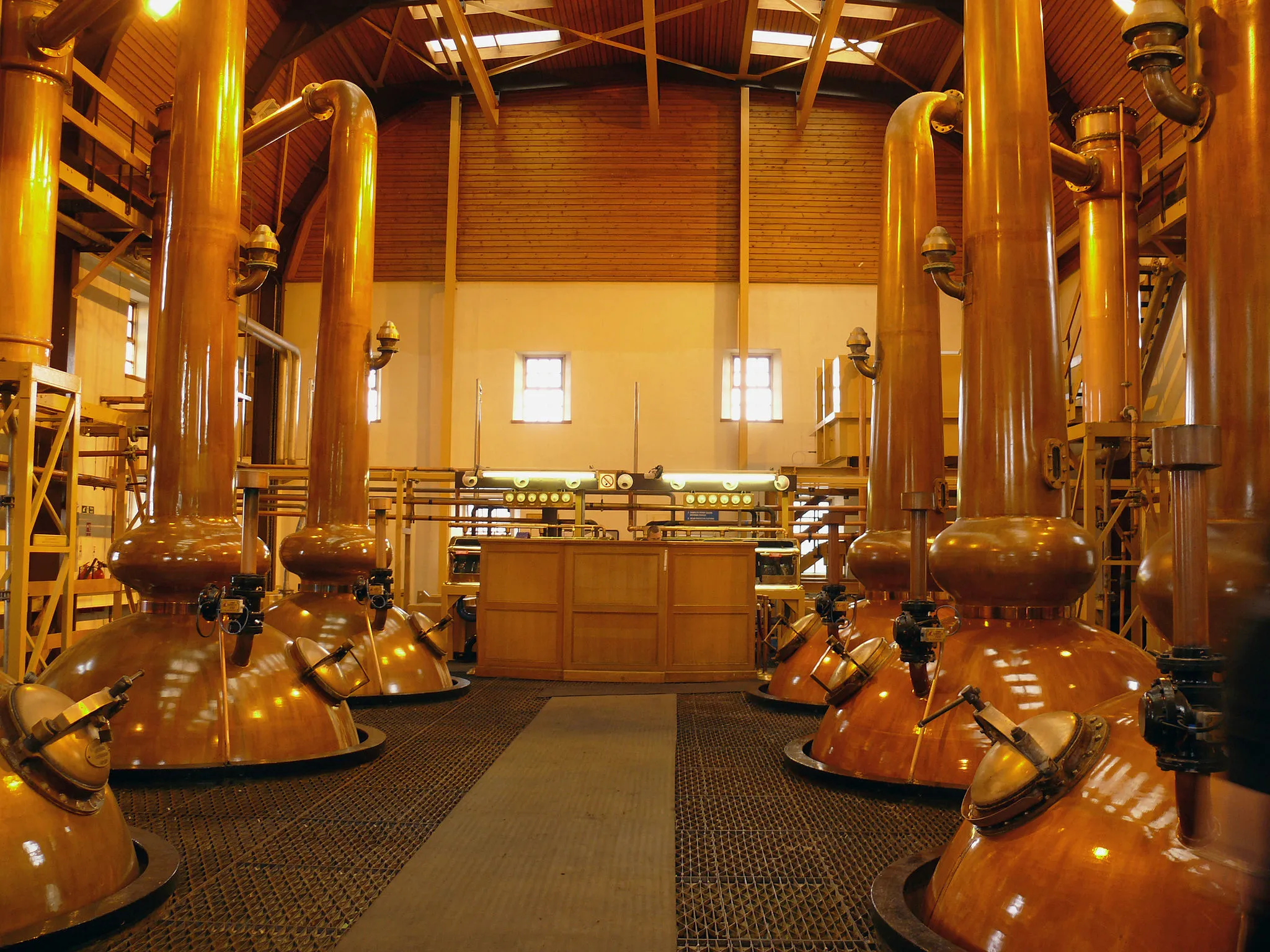 Photo showing: The stills at Glenmorangie Distillery