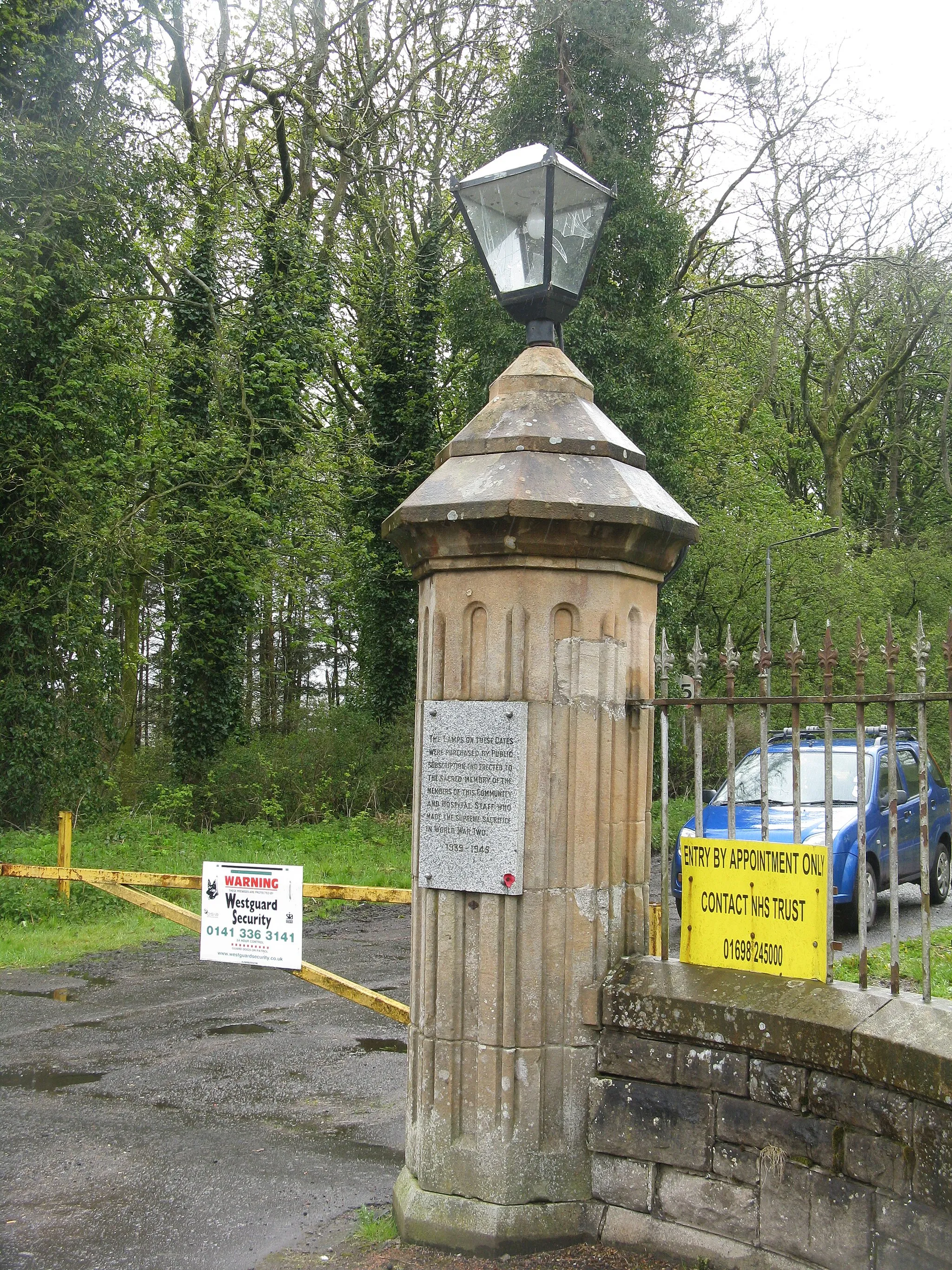 Photo showing: Memorial lamppost at the entrance to Hartwood Hospital