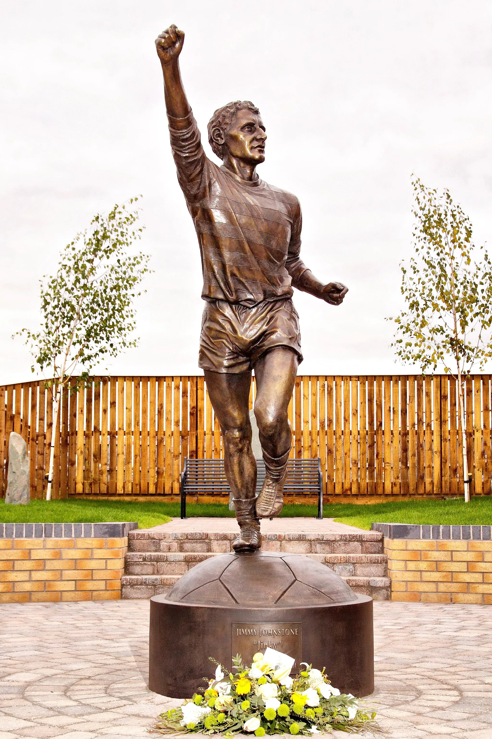 Photo showing: The legendary Celtic football player Jimmy 'Jinky' Johnstone bronze statue by John McKenna sculptor. Created by McKenna in his Ayrshire studio bronze foundry for the memorial garden of Jimmy Johnstone in Viewpark, Glasgow. Life-size bronze.