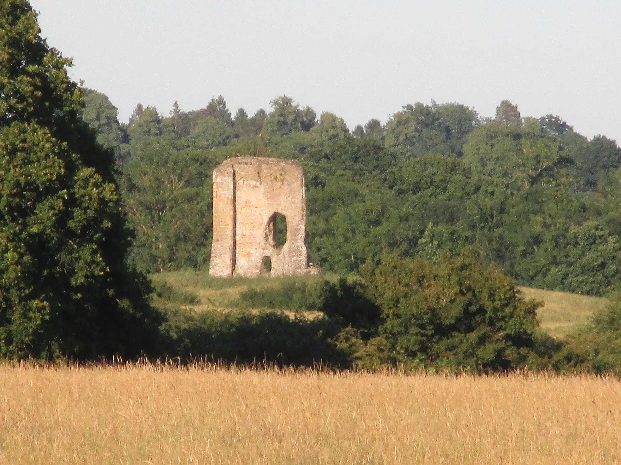 Photo showing: The mediaeval Knepp Castle, near West Grinstead, West Sussex, seen from half a mile to the west.