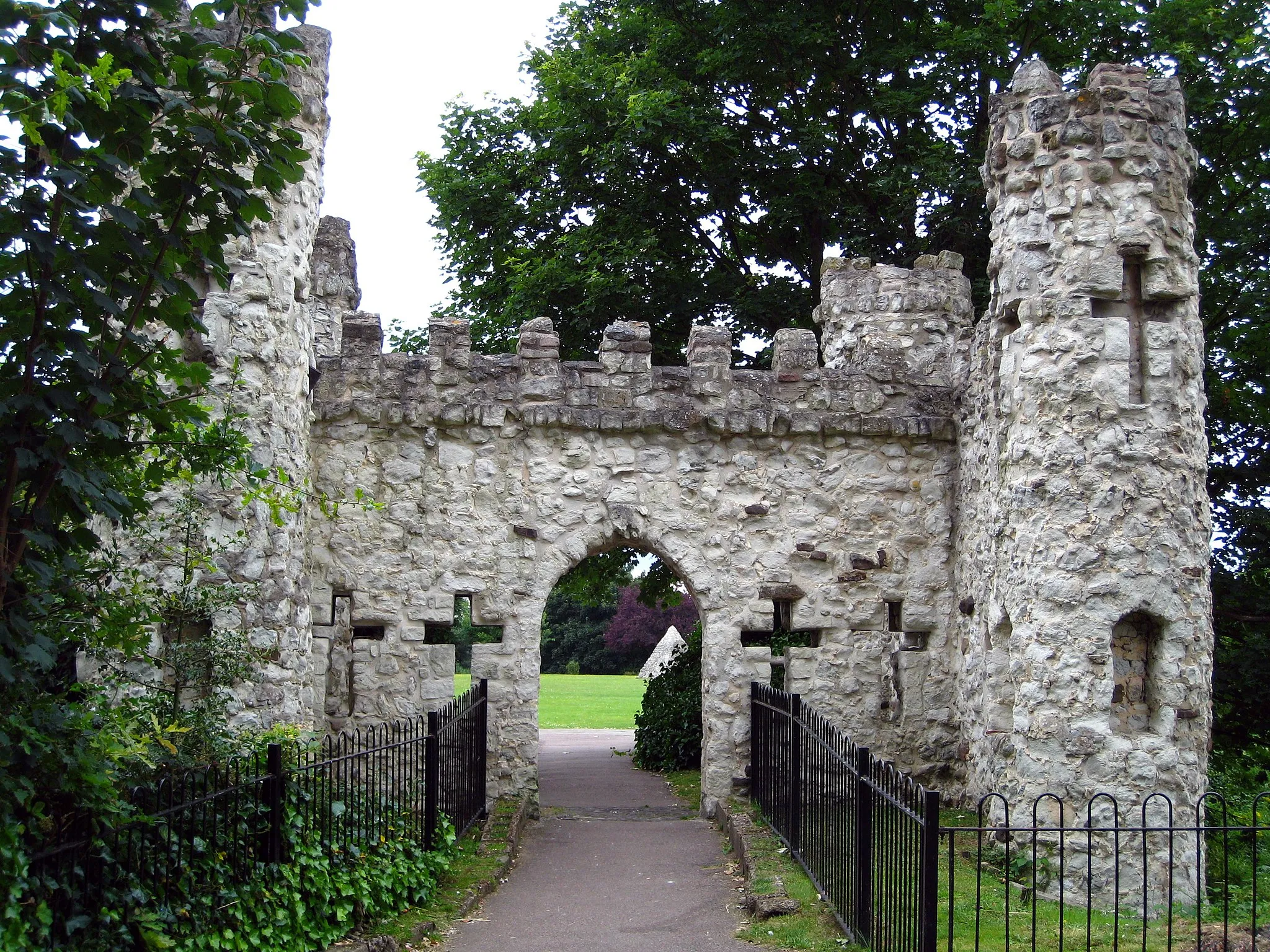 Photo showing: Reigate Castle front view