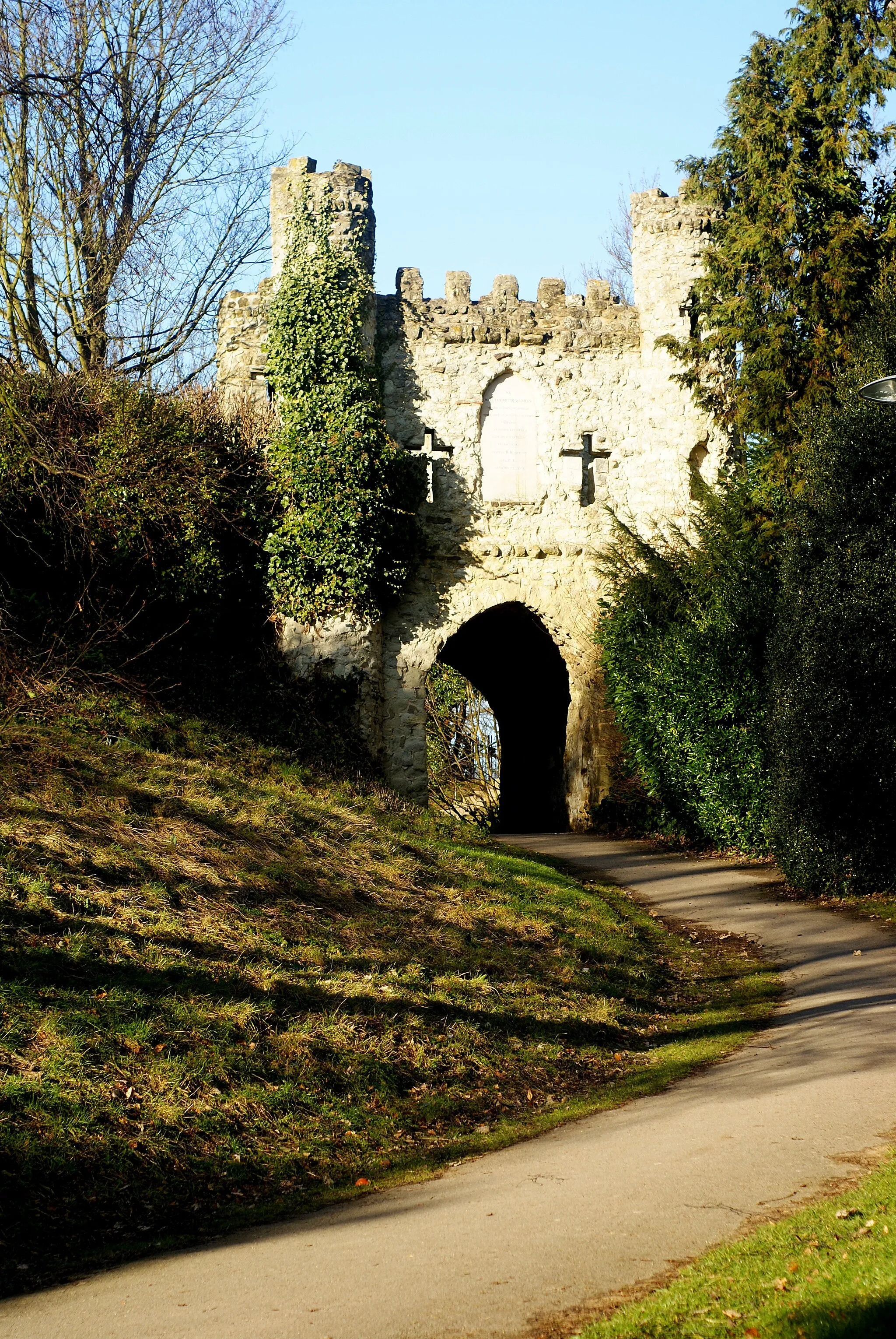 Photo showing: Gateway at Reigate Castle Erected in 1777, within the grounds of the original castle.
http://en.wikipedia.org/wiki/Reigate_Castle