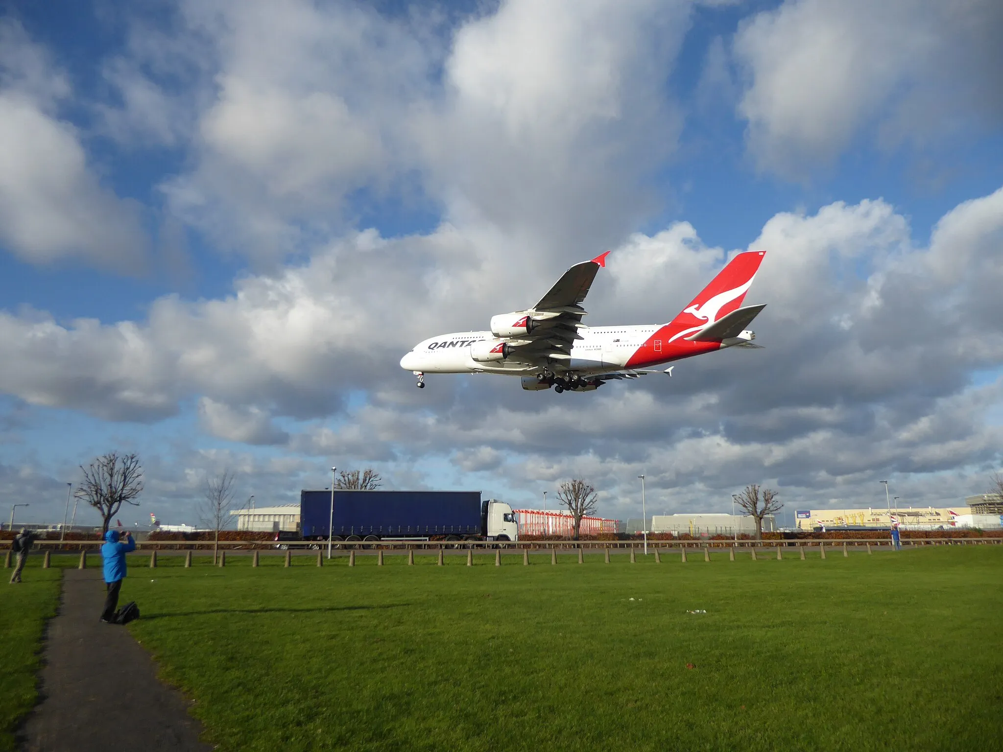 Photo showing: The classic view of a plane landing seen from Myrtle Avenue