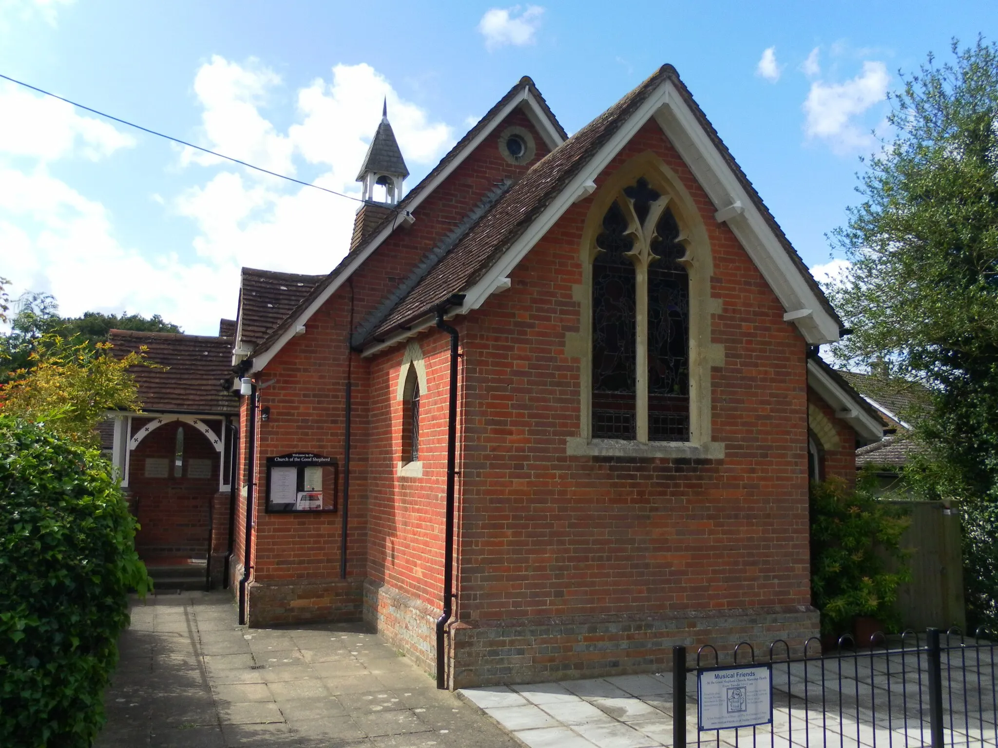 Photo showing: Church of the Good Shepherd, Mannings Heath, District of Horsham, West Sussex, England. Built in 1881 as a chapel of ease for the parish of St Andrew, Nuthurst.