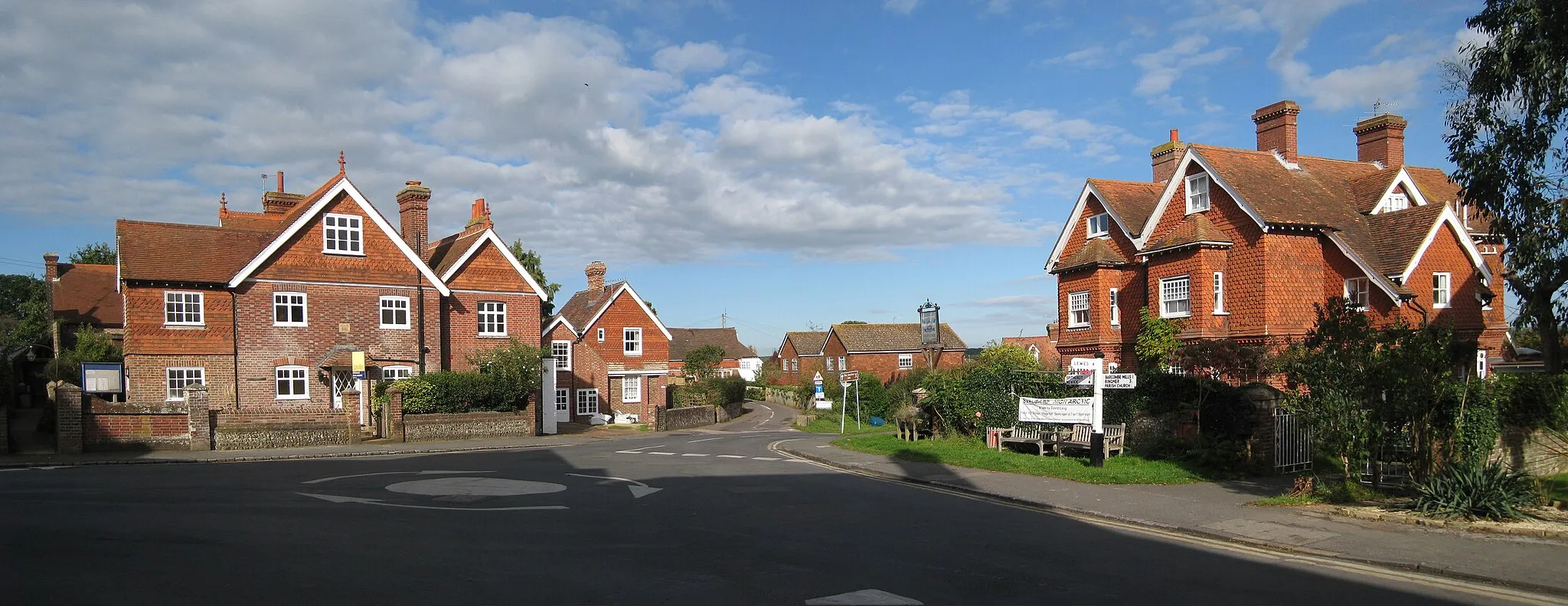 Photo showing: House at roundabout