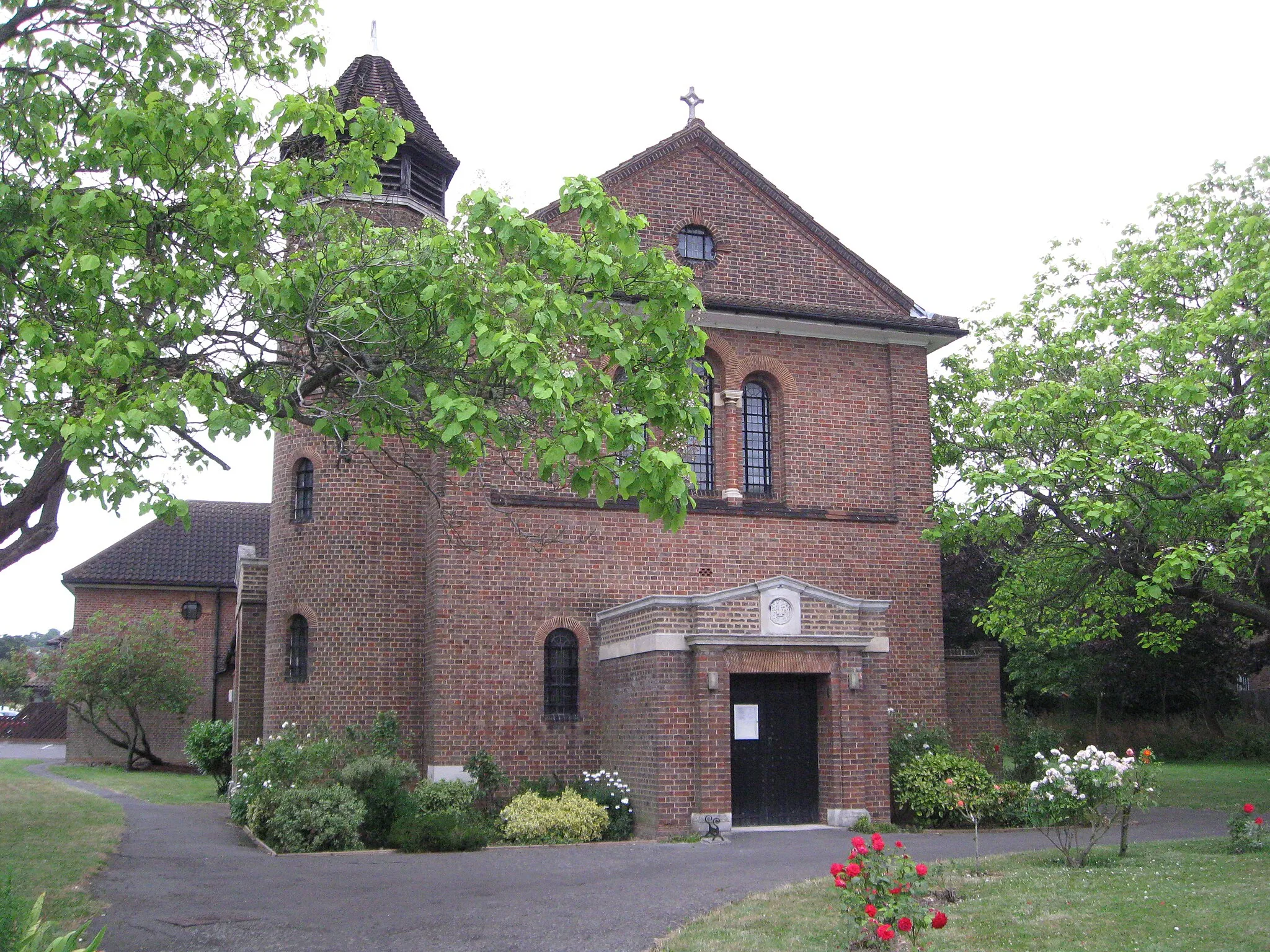 Photo showing: St Oswald's parish church, Green Lane, Norbury, London SW16, seen from the west