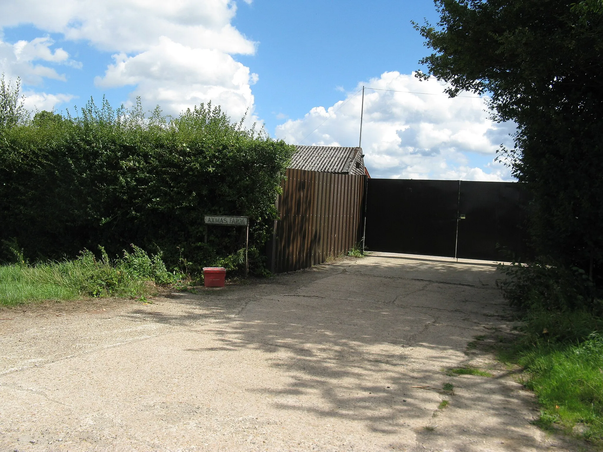 Photo showing: Axmas Farm entrance on Lambs Green Lane