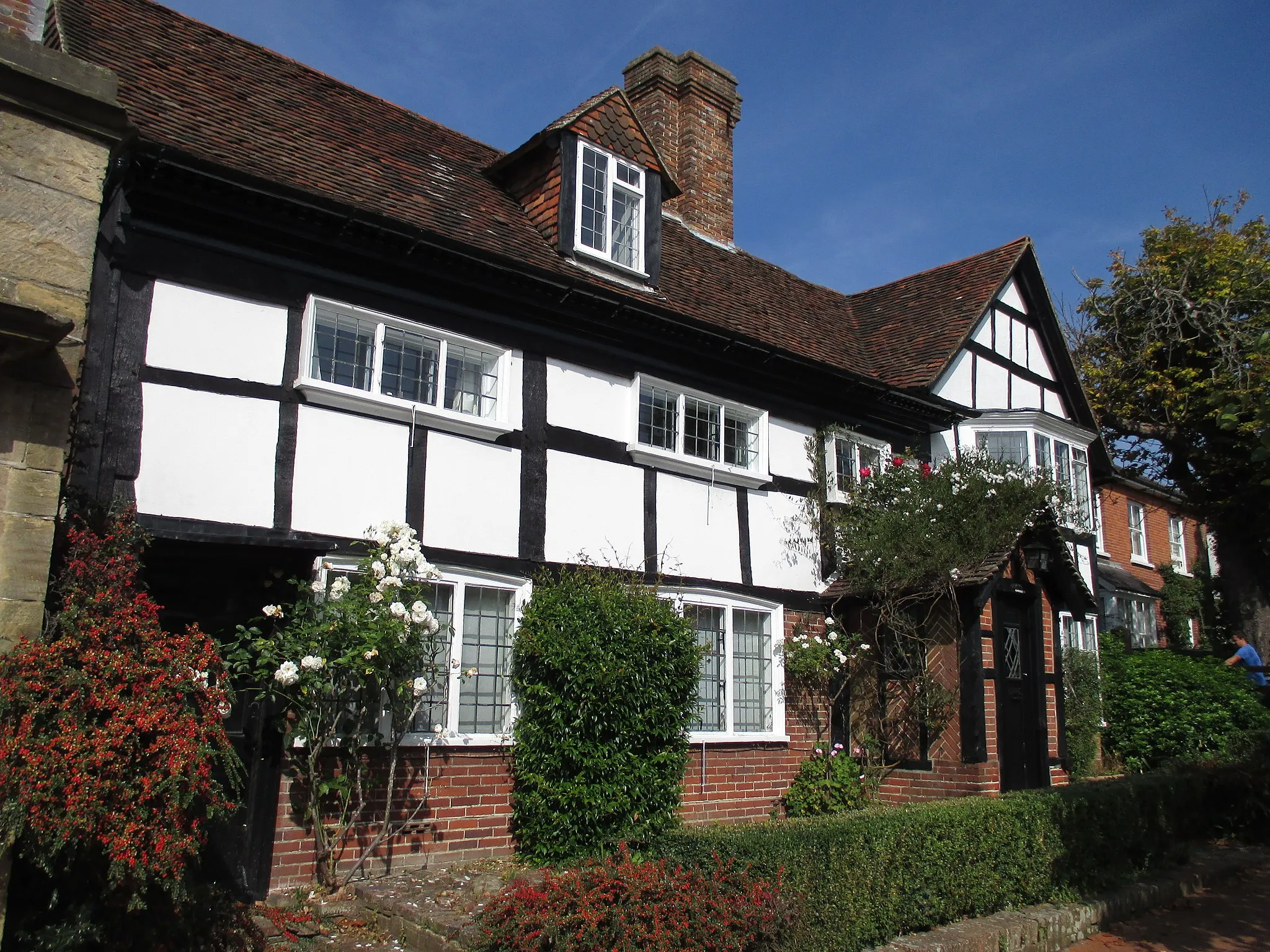 Photo showing: Kingsleys (formerly Attrees), High Street, Cuckfield, West Sussex.  It was once the home of the Victorian novelist Henry Kingsley.