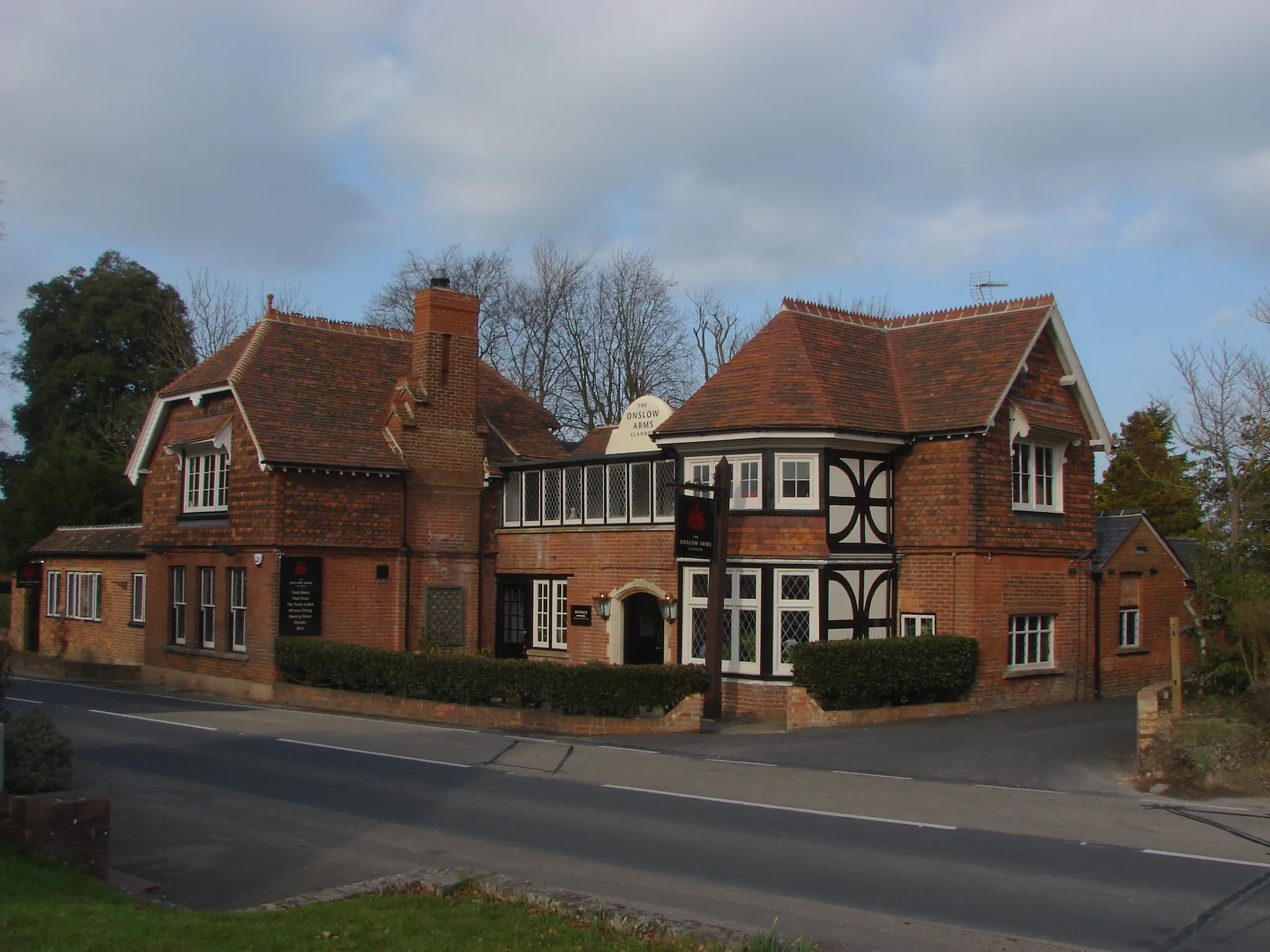 Photo showing: The Onslow Arms, West Clandon