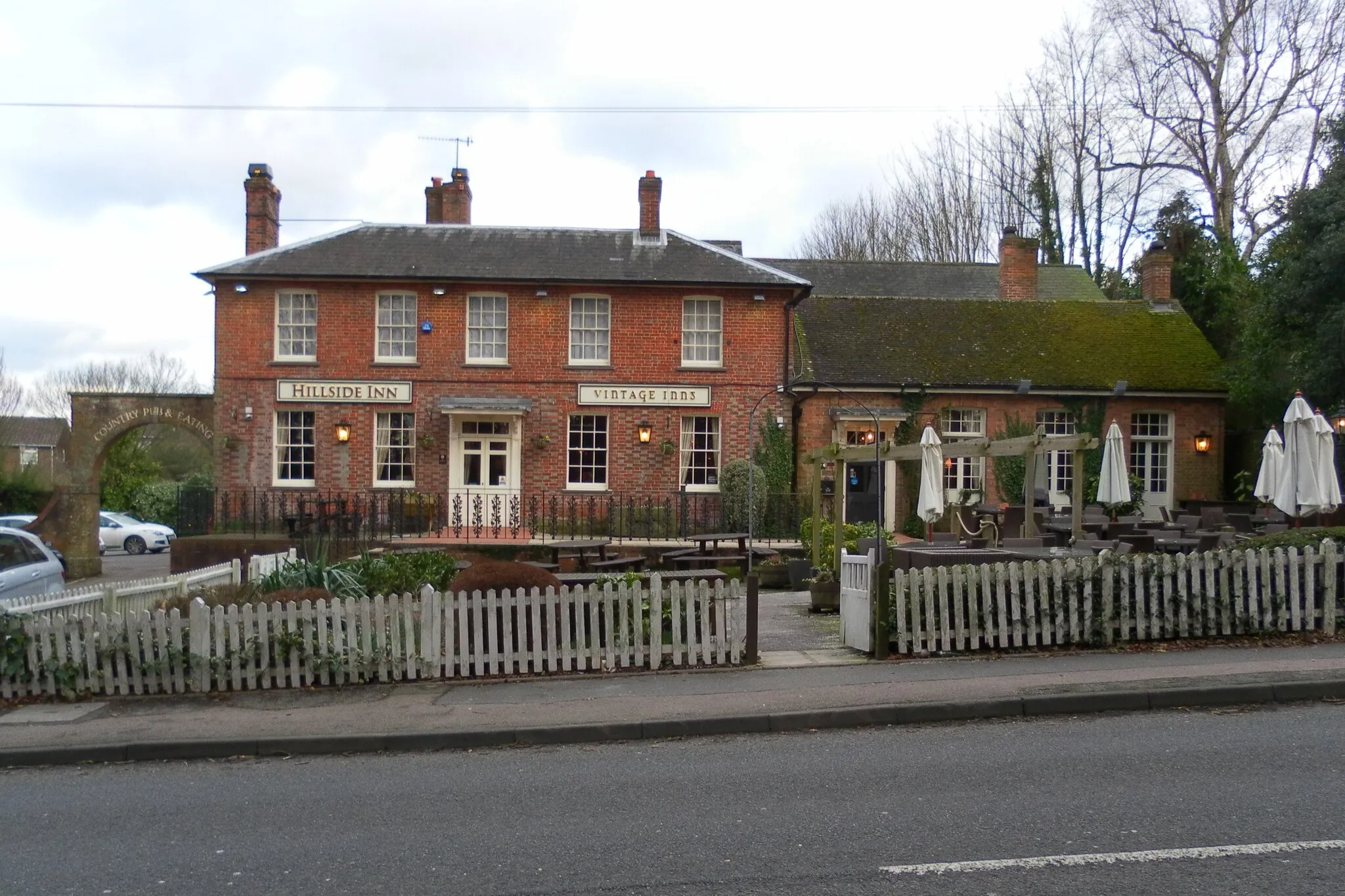 Photo showing: Hillside Inn, Balcombe Road, Pound Hill, Crawley, West Sussex, England. Listed at Grade II by English Heritage (IoE Code 363330)