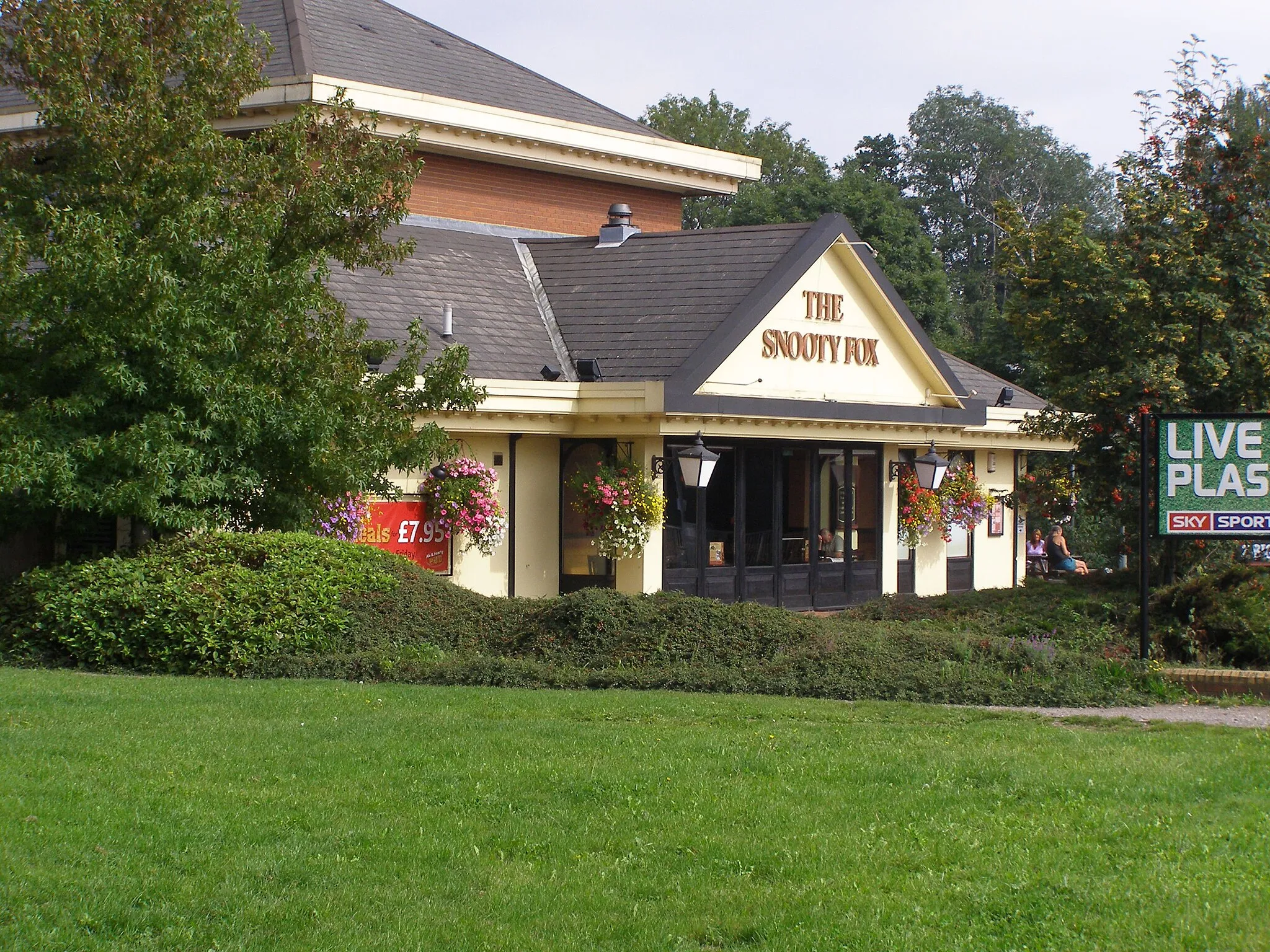 Photo showing: The Snooty Fox public house, Three Bridges, Crawley, West Sussex, England