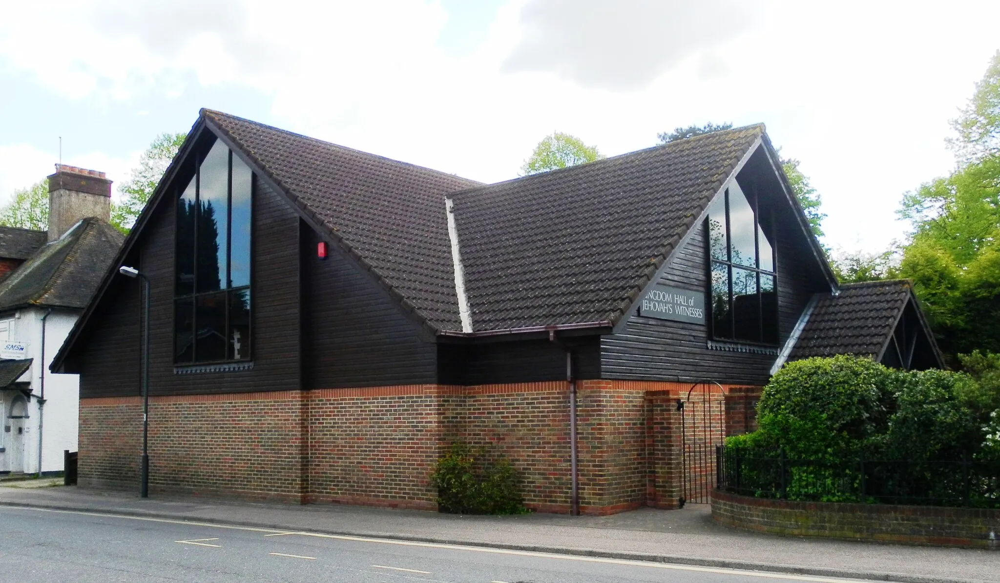 Photo showing: Kingdom Hall of the Three Bridges and Tilgate Congregations, Three Bridges Road, Three Bridges, Crawley, West Sussex, England.  Not sure when this building was built (it looks late 1980s/early 1990s), but there has been a Kingdom Hall in this part of Crawley since 1965.