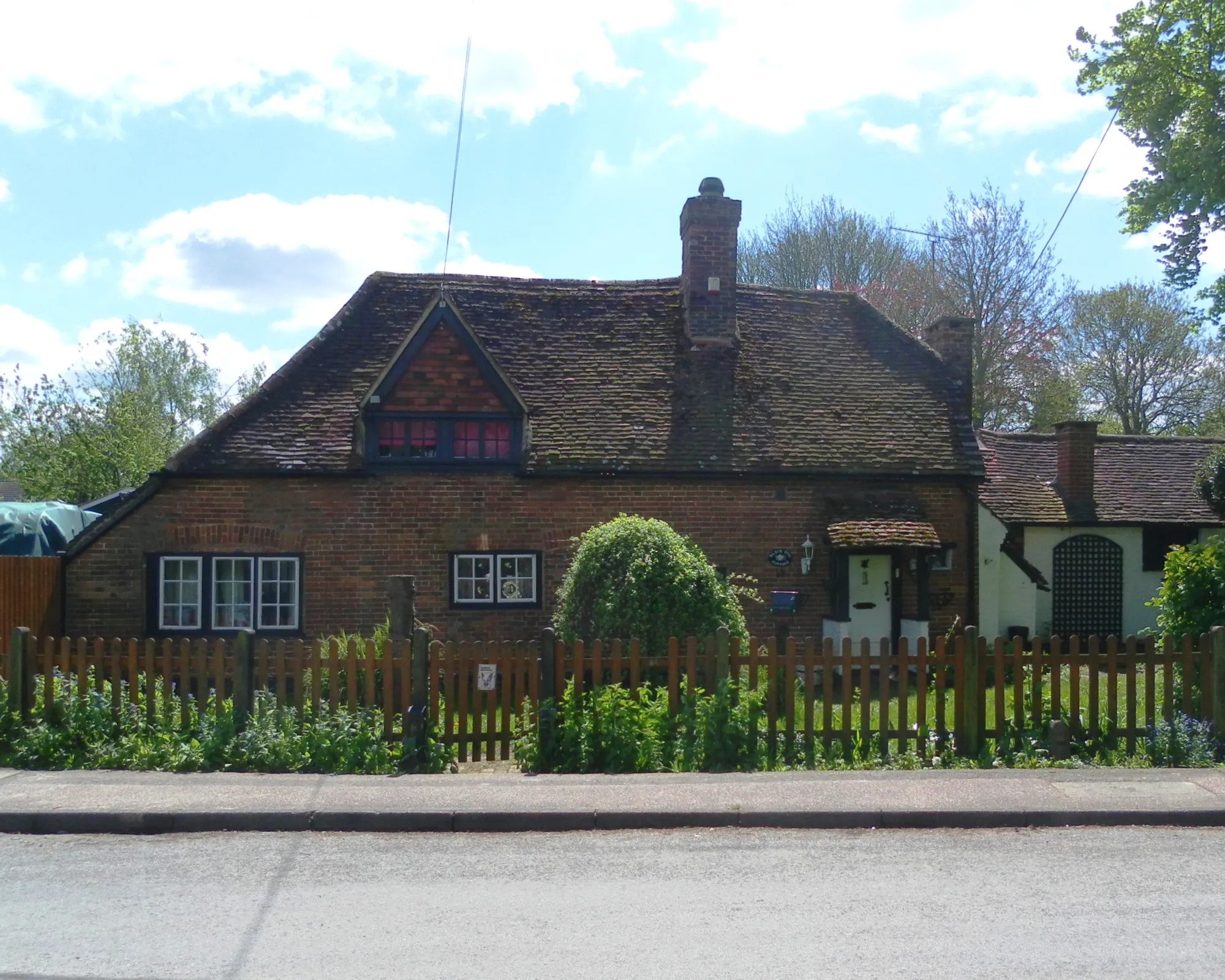 Photo showing: Black Dog Cottage, Hollybush Lane, Northgate, Crawley, West Sussex, England.  A 16th-century timber-framed cottage with a 19th-century brick façade. Listed at Grade II by English Heritage (IoE Code 363356)