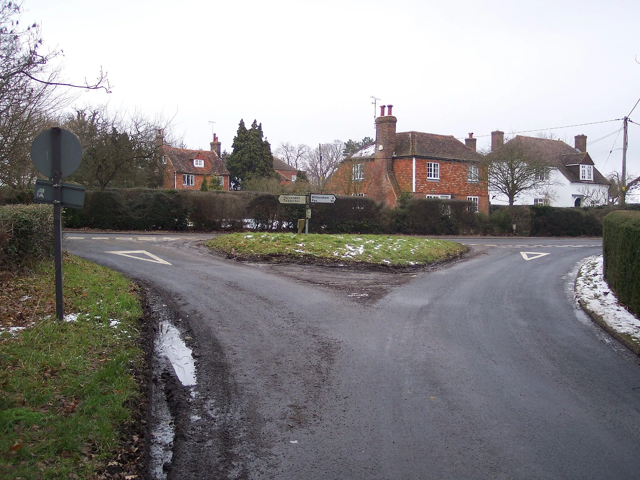 Photo showing: Frog's Lane meets Maytham Road Frog's Lane from the A28 Hastings Road heads into Rolvenden Layne village. Maytham Road leads right towards Potman's Heath, from Rolvenden.