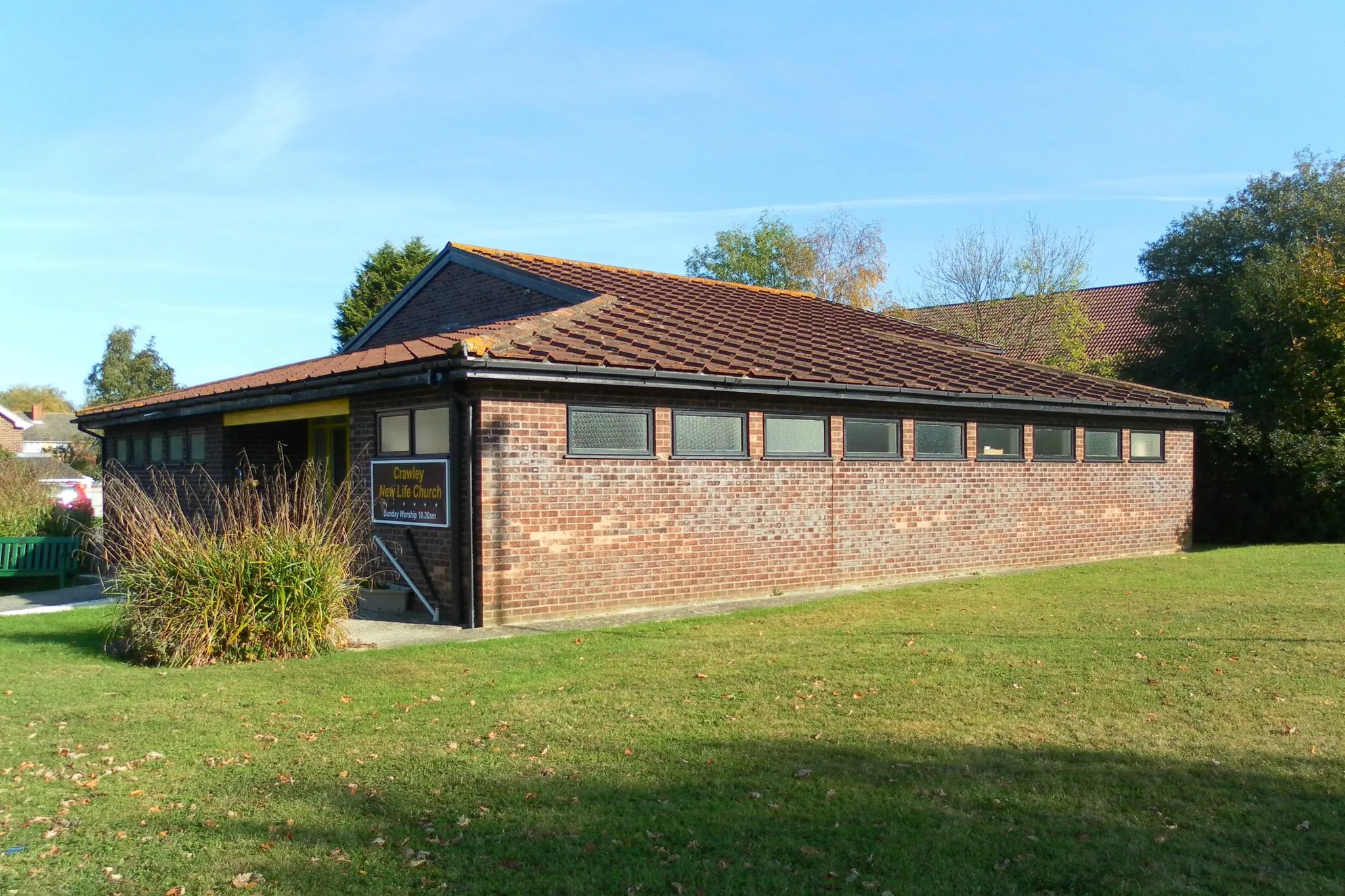 Photo showing: Crawley New Life Church, The Glade, Furnace Green, Crawley, West Sussex, England.  A church built in 1981 and affiliated with the Assemblies of God denomination.