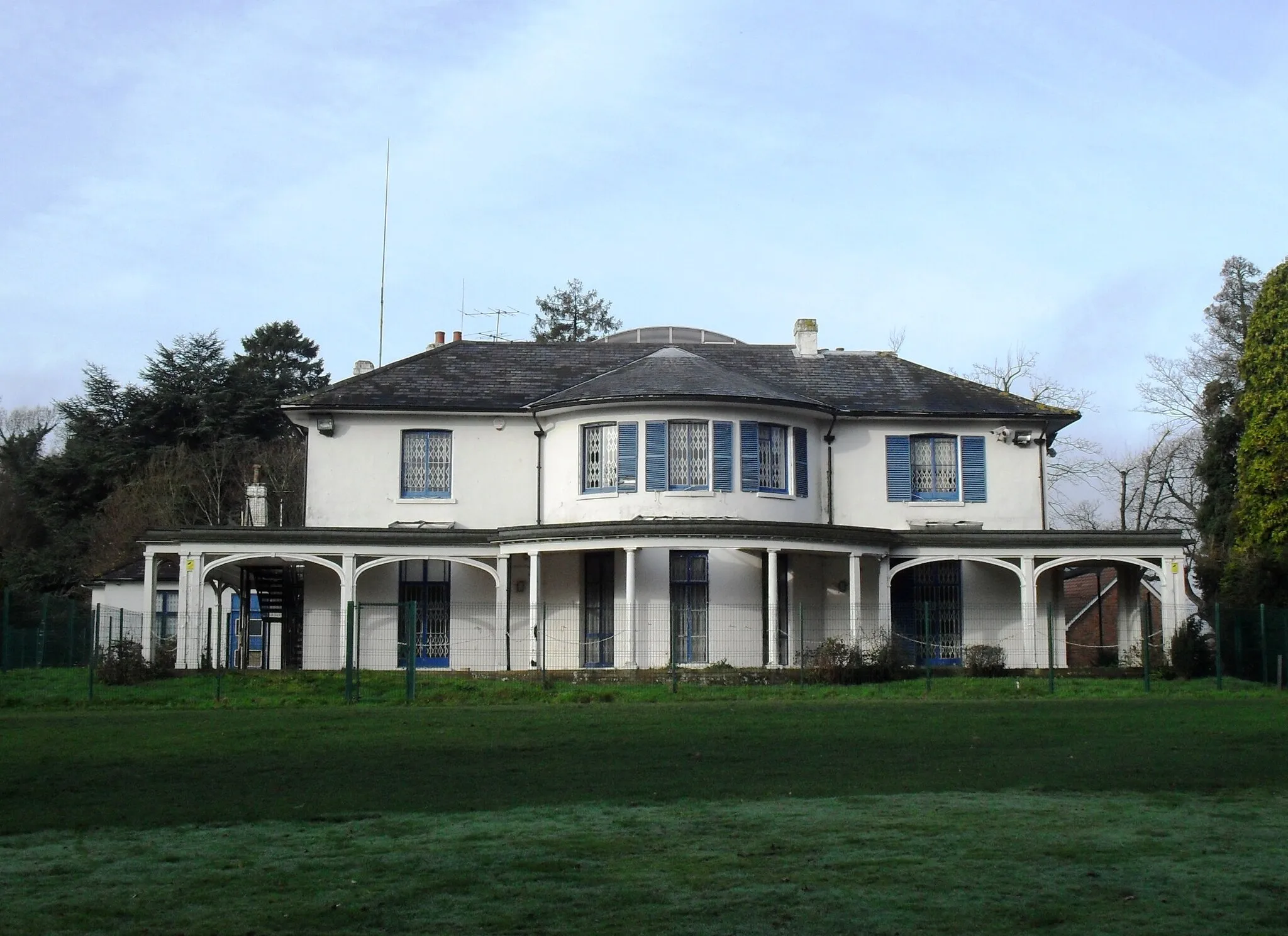 Photo showing: Broadfield House, Broadfield, Crawley, West Sussex, England.  Built in the 1830s and extended in the 1860s.  Disused as of 2009, but planning permission has been granted for conversion into flats. Listed at Grade II by English Heritage (IoE Code 363333)