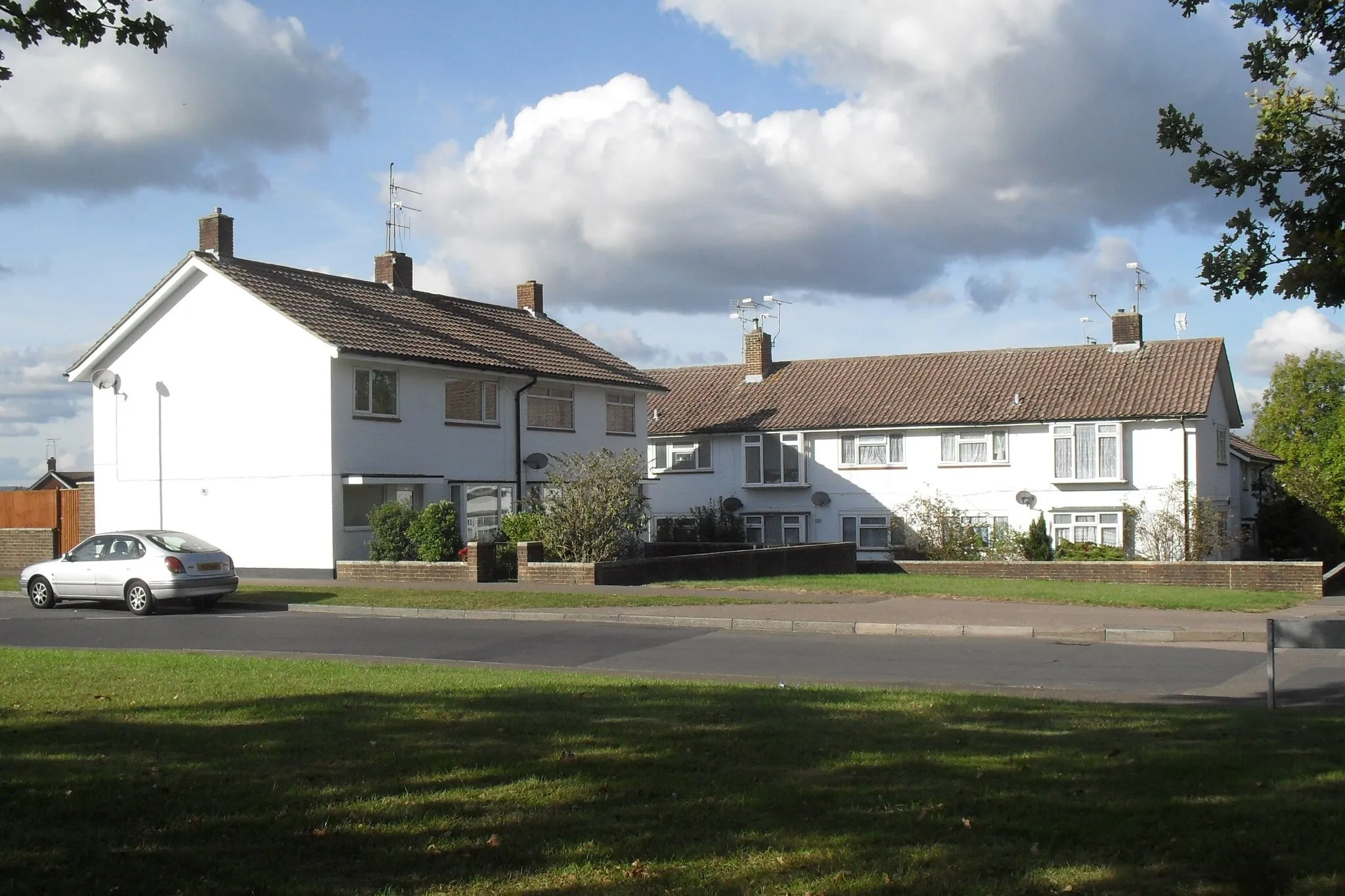 Photo showing: Late 1950s housing in Paddockhurst Road in Gossops Green, one of the 13 neighbourhoods in Crawley New Town, West Sussex, England.