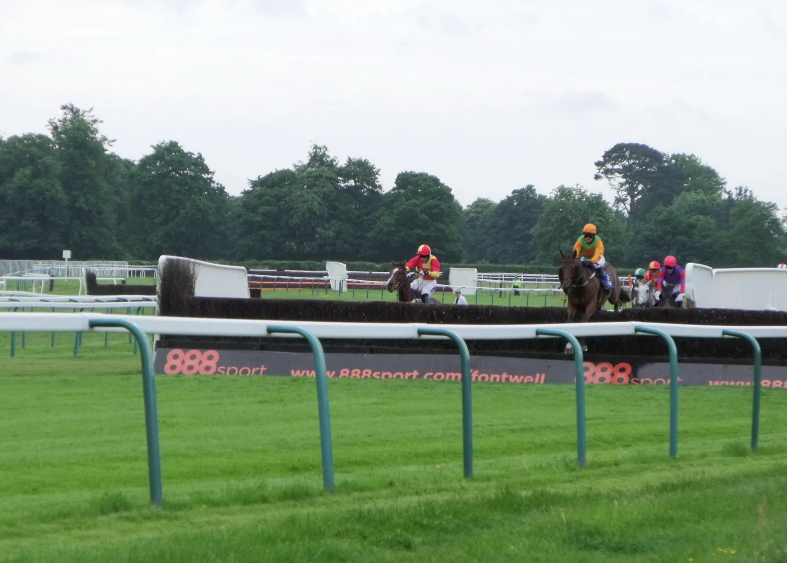 Photo showing: Steeplechase at Fontwell Park racecourse