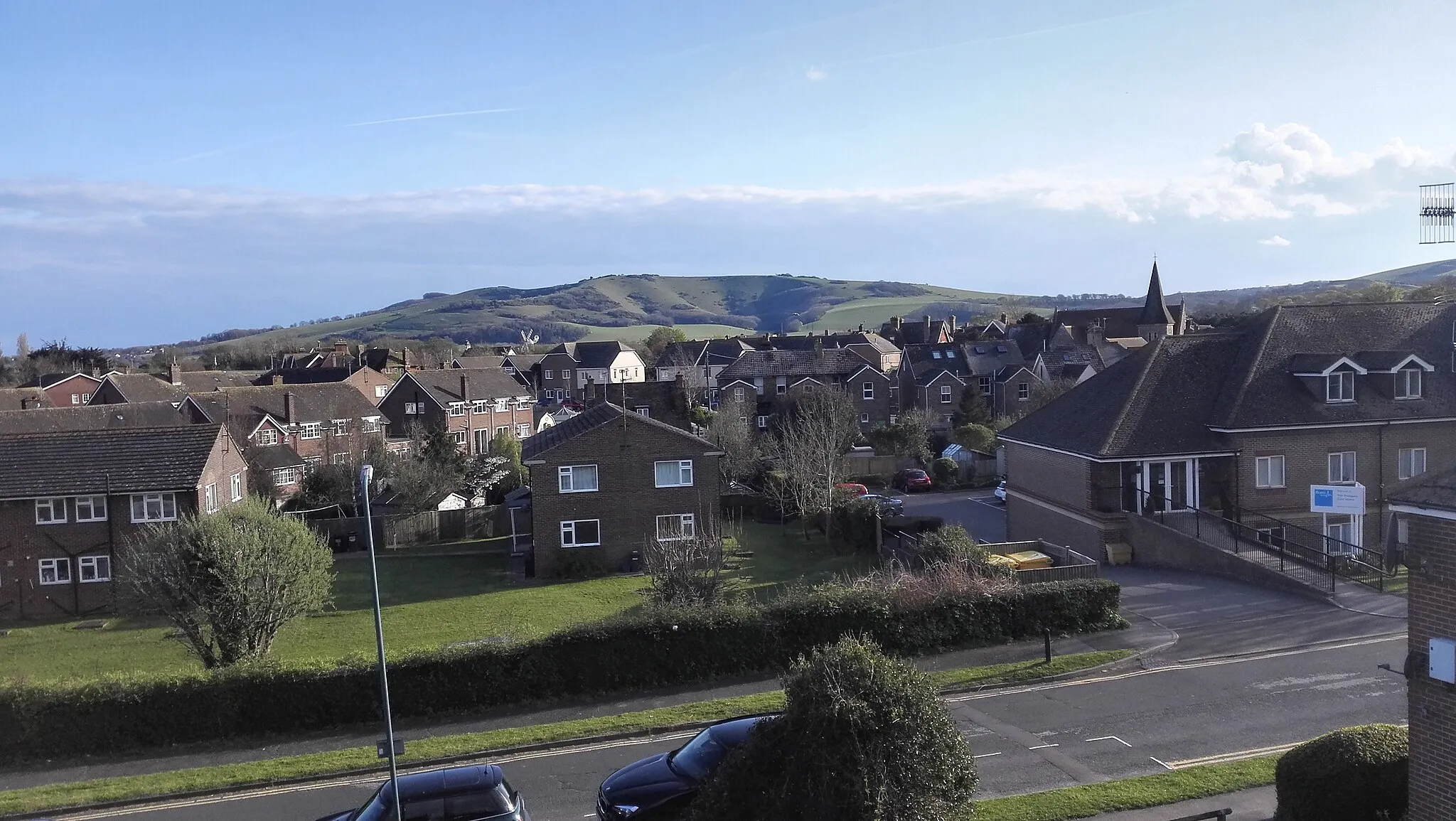 Photo showing: Polgate Station view of Combe Hill on Horizon