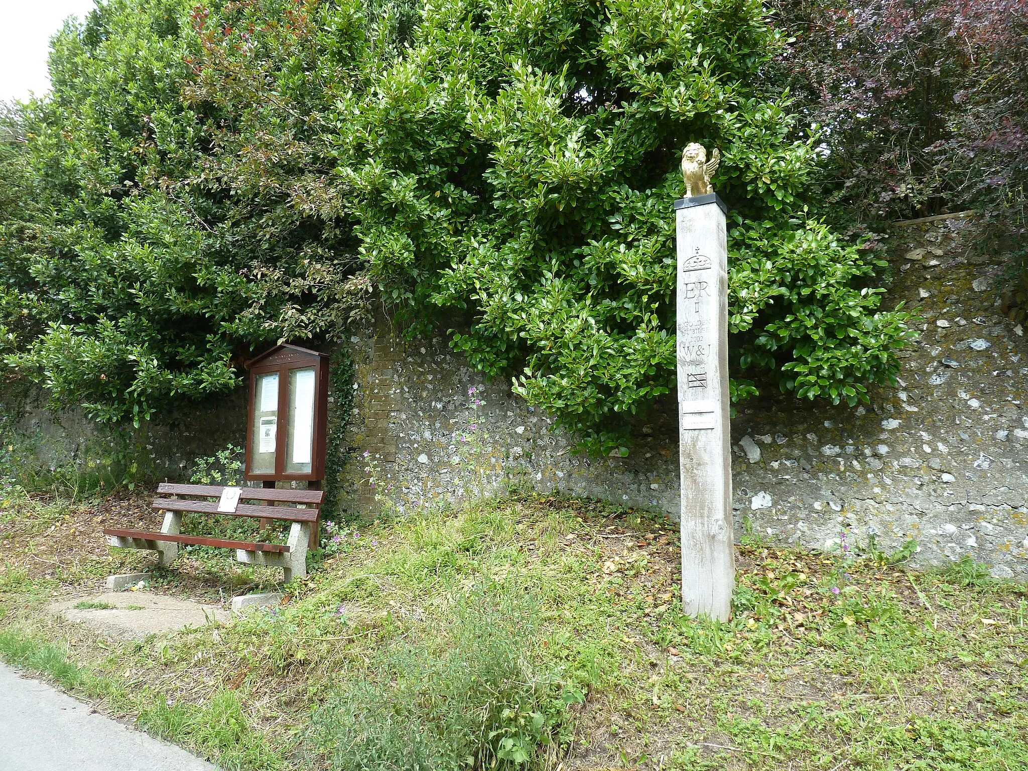 Photo showing: Golden Jubilee post Church Lane Jevington